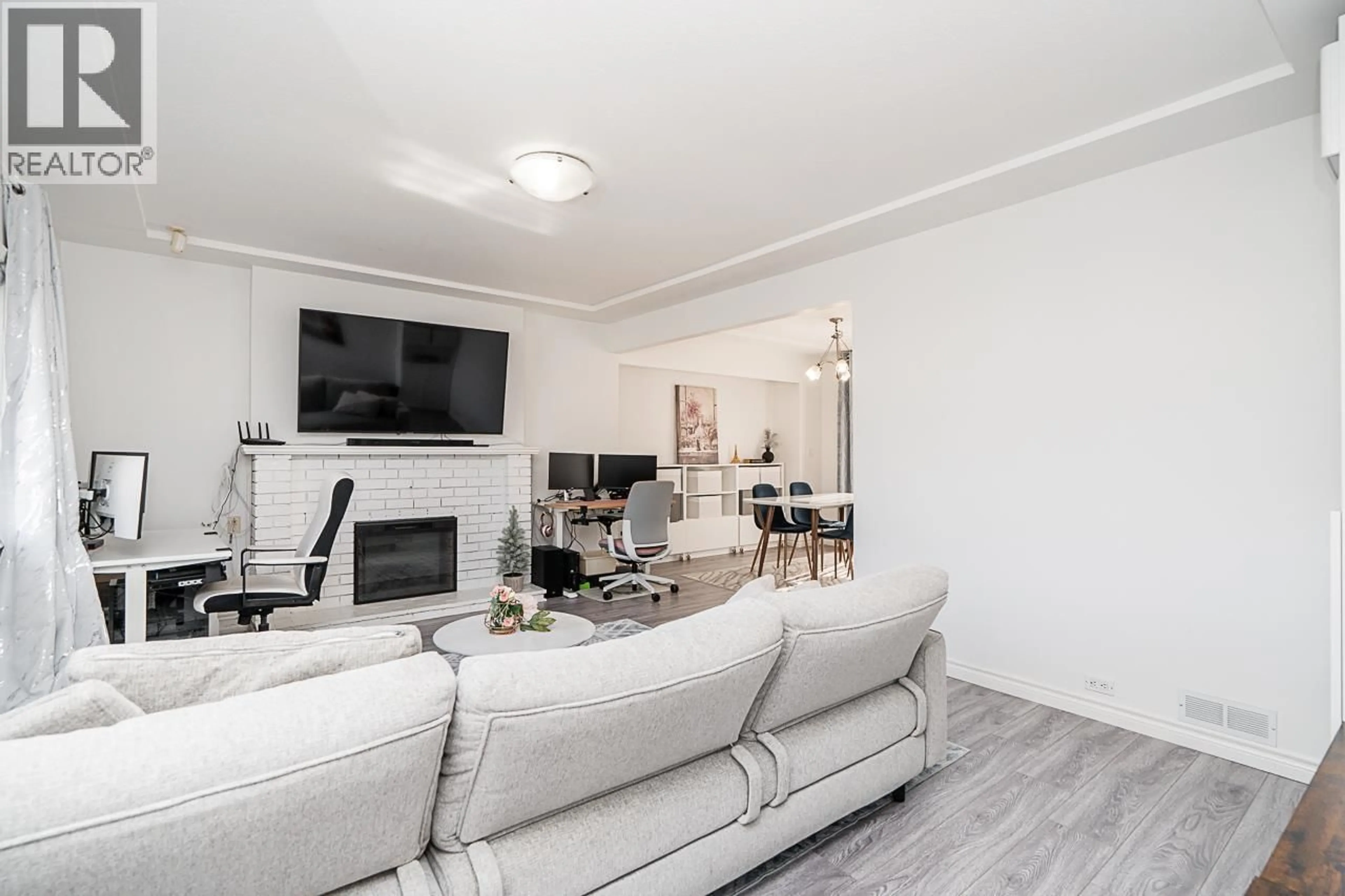 Living room with furniture, unknown for 3738 FOREST STREET, Burnaby British Columbia V5G1W6