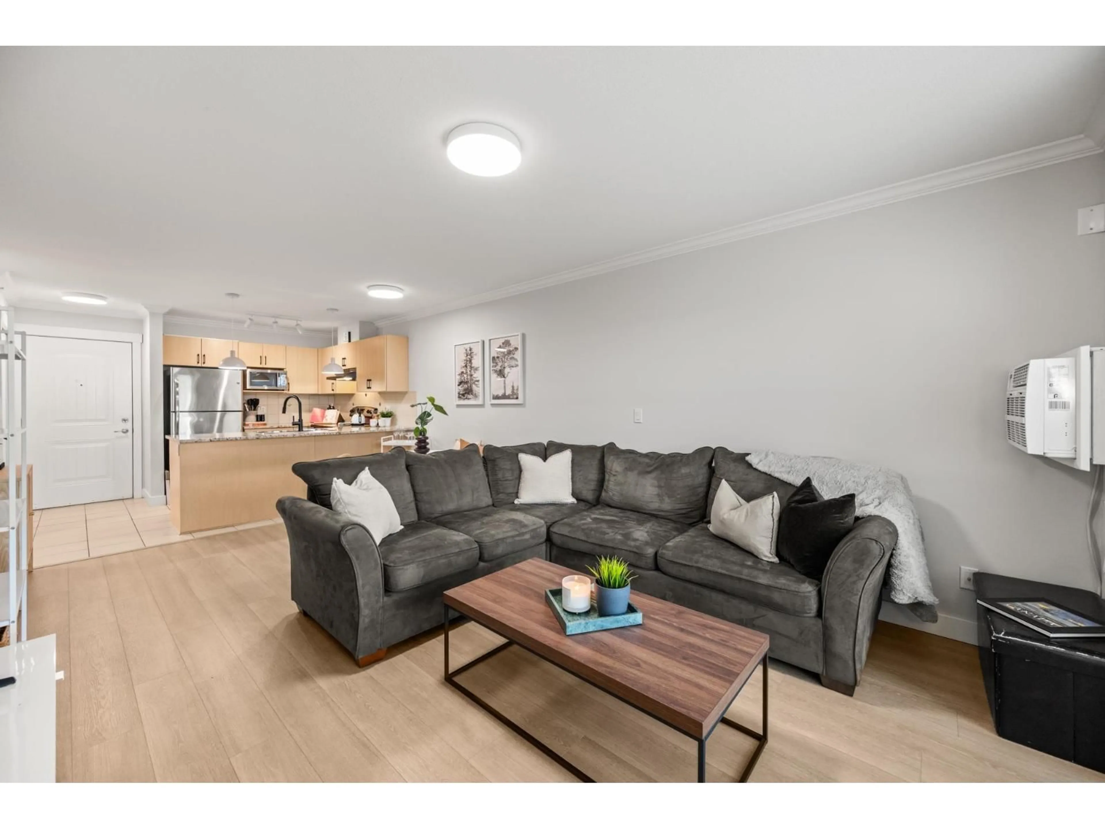 Living room with furniture, wood/laminate floor for 423 - 17769 57 AVENUE, Surrey British Columbia V3S1H1