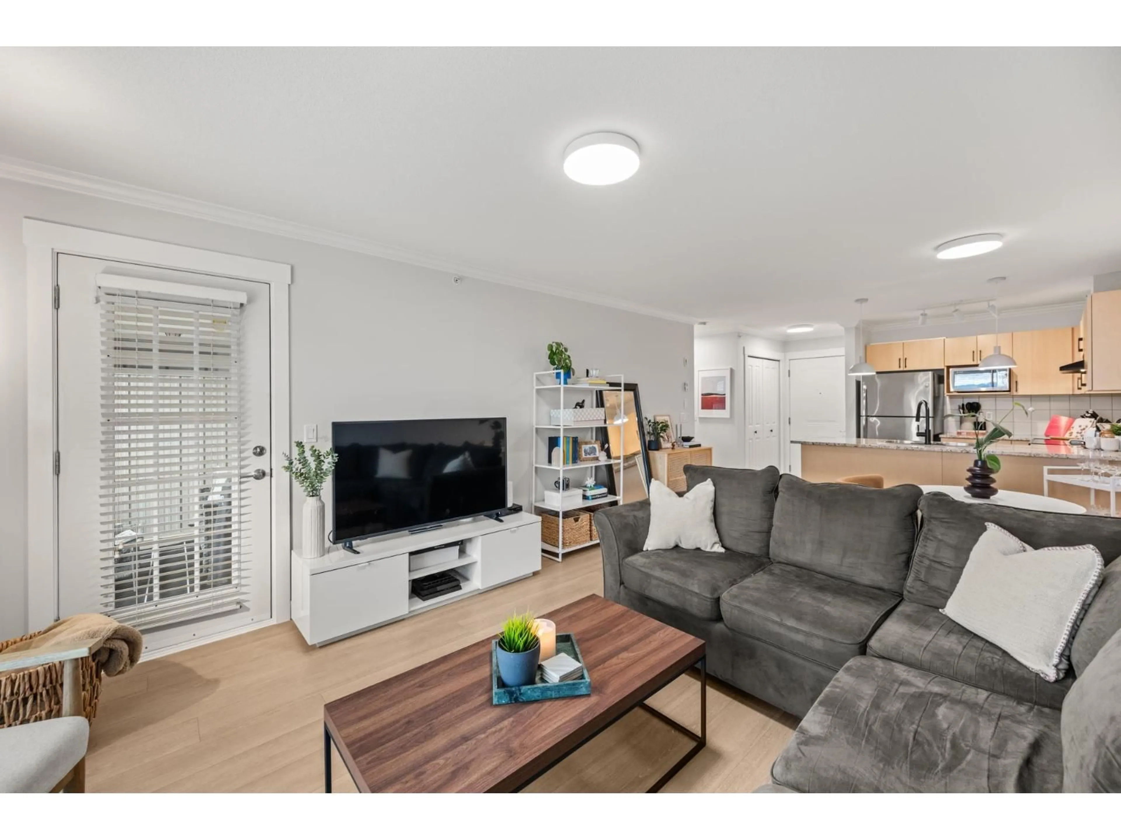 Living room with furniture, wood/laminate floor for 423 - 17769 57 AVENUE, Surrey British Columbia V3S1H1