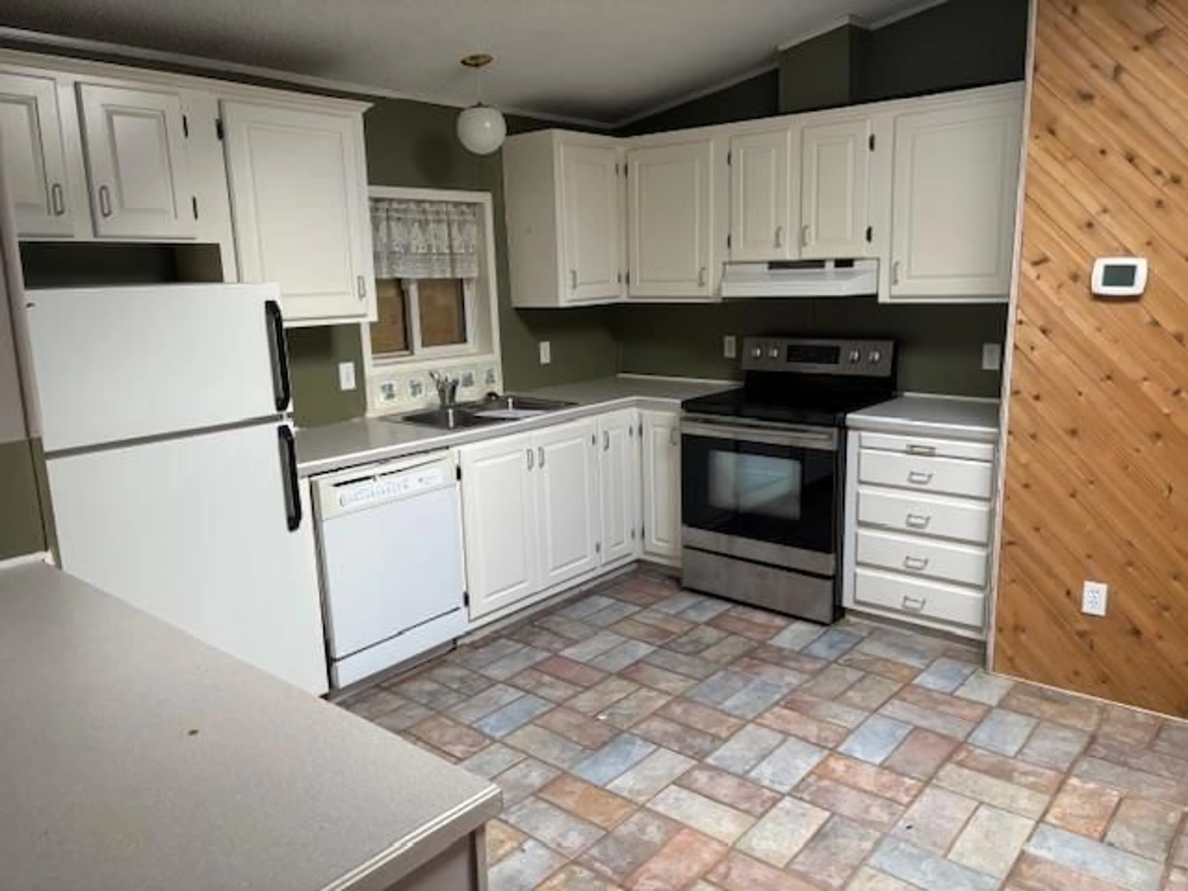 Standard kitchen, ceramic/tile floor for 48793 CHAUMOX ROAD, Boston Bar / Lytton British Columbia V0K1C1