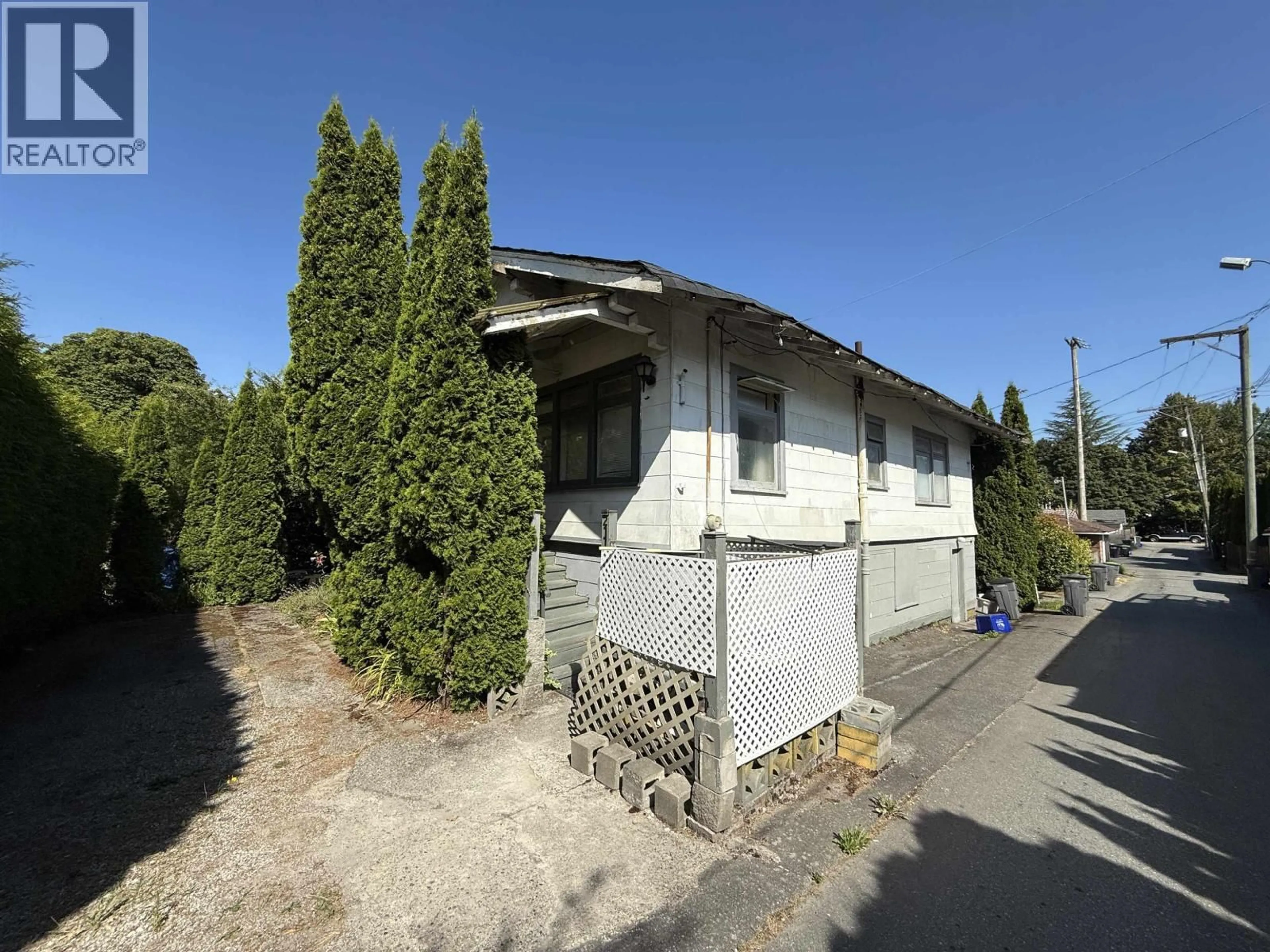 A pic from outside/outdoor area/front of a property/back of a property/a pic from drone, building for 211 38TH AVENUE, Vancouver British Columbia V5W1H3