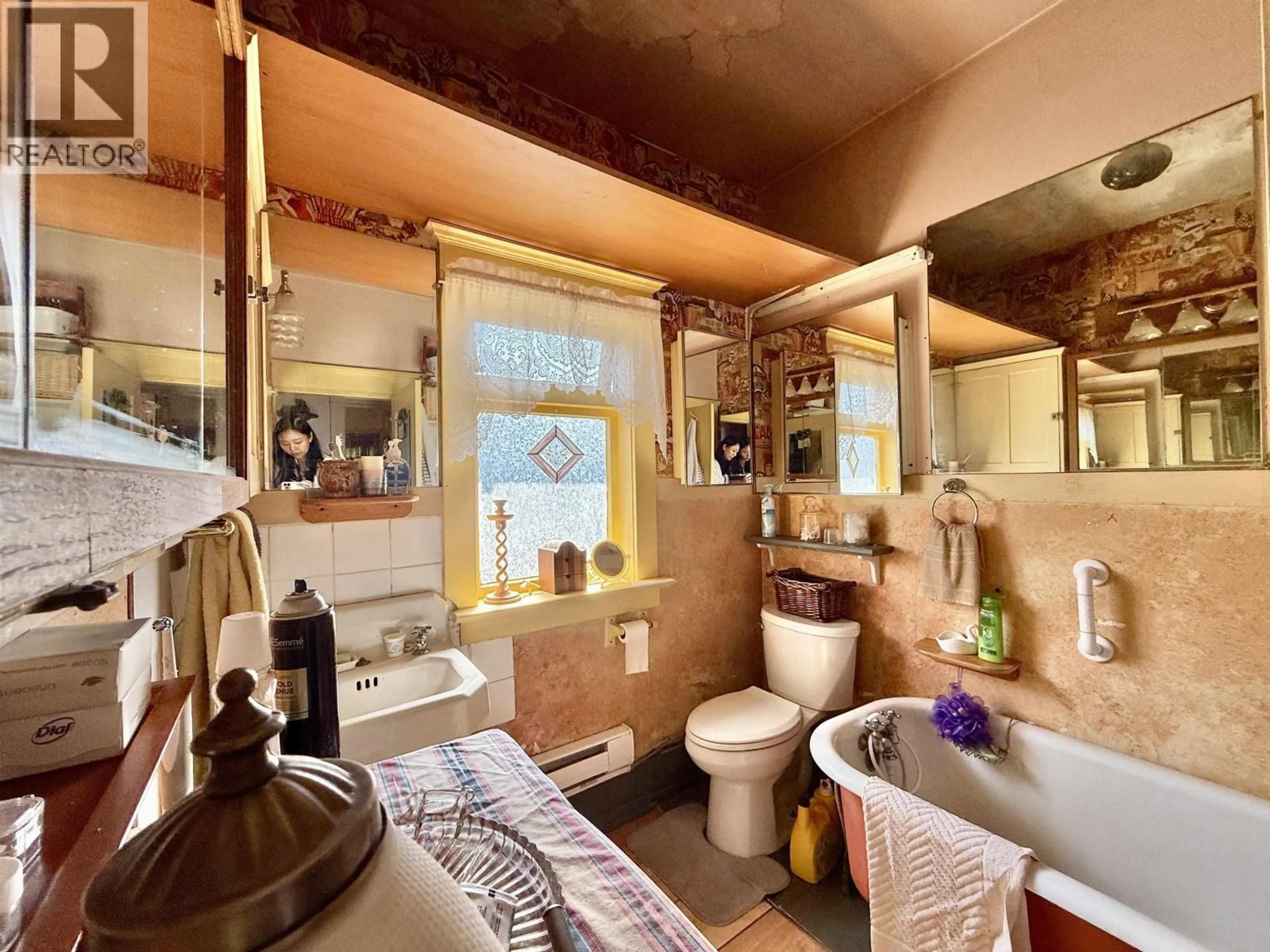 Standard bathroom, ceramic/tile floor for 211 38TH AVENUE, Vancouver British Columbia V5W1H3