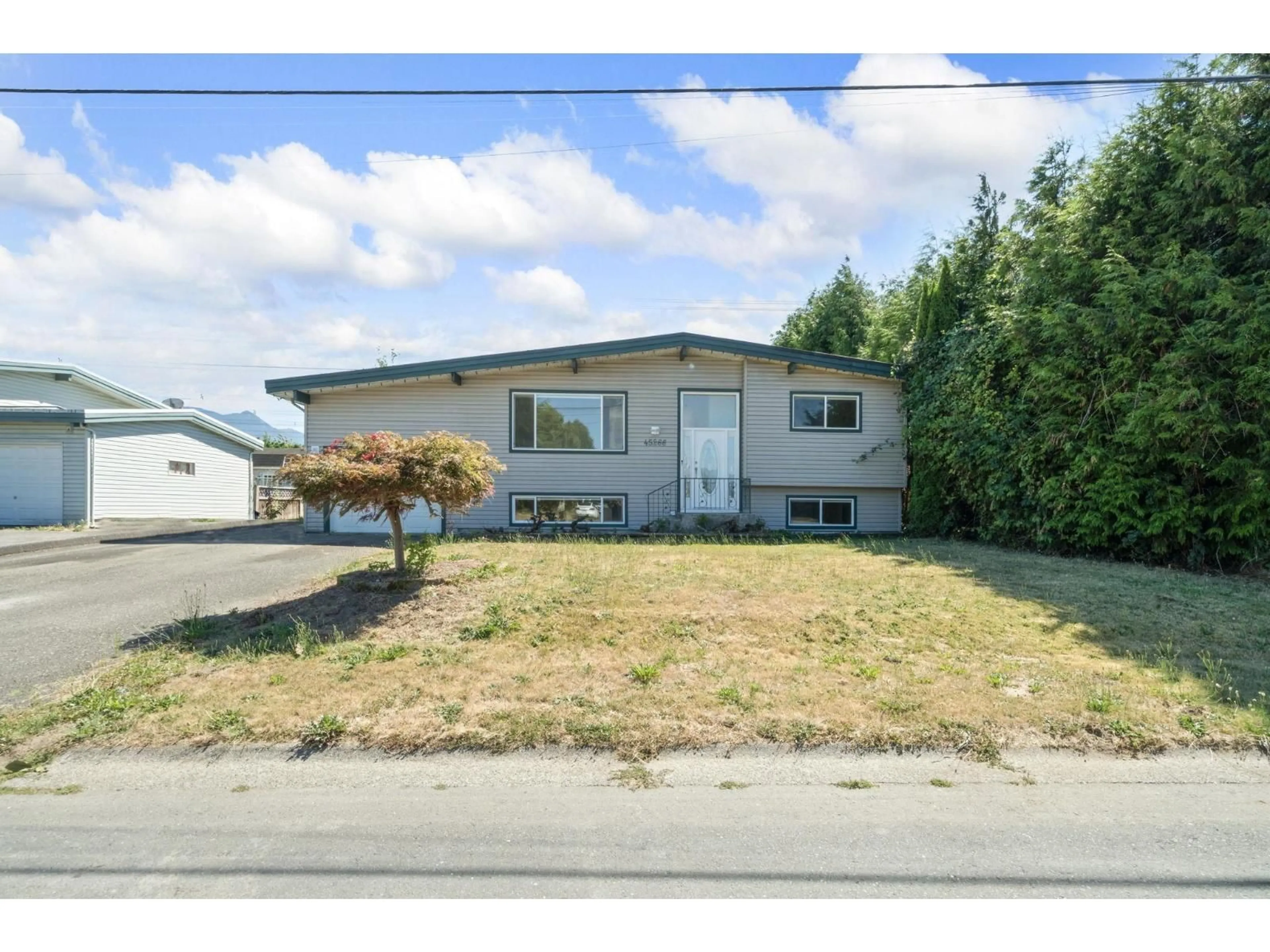 Home with vinyl exterior material, street for 45266 BALMORAL AVENUE, Chilliwack British Columbia V2R3G9