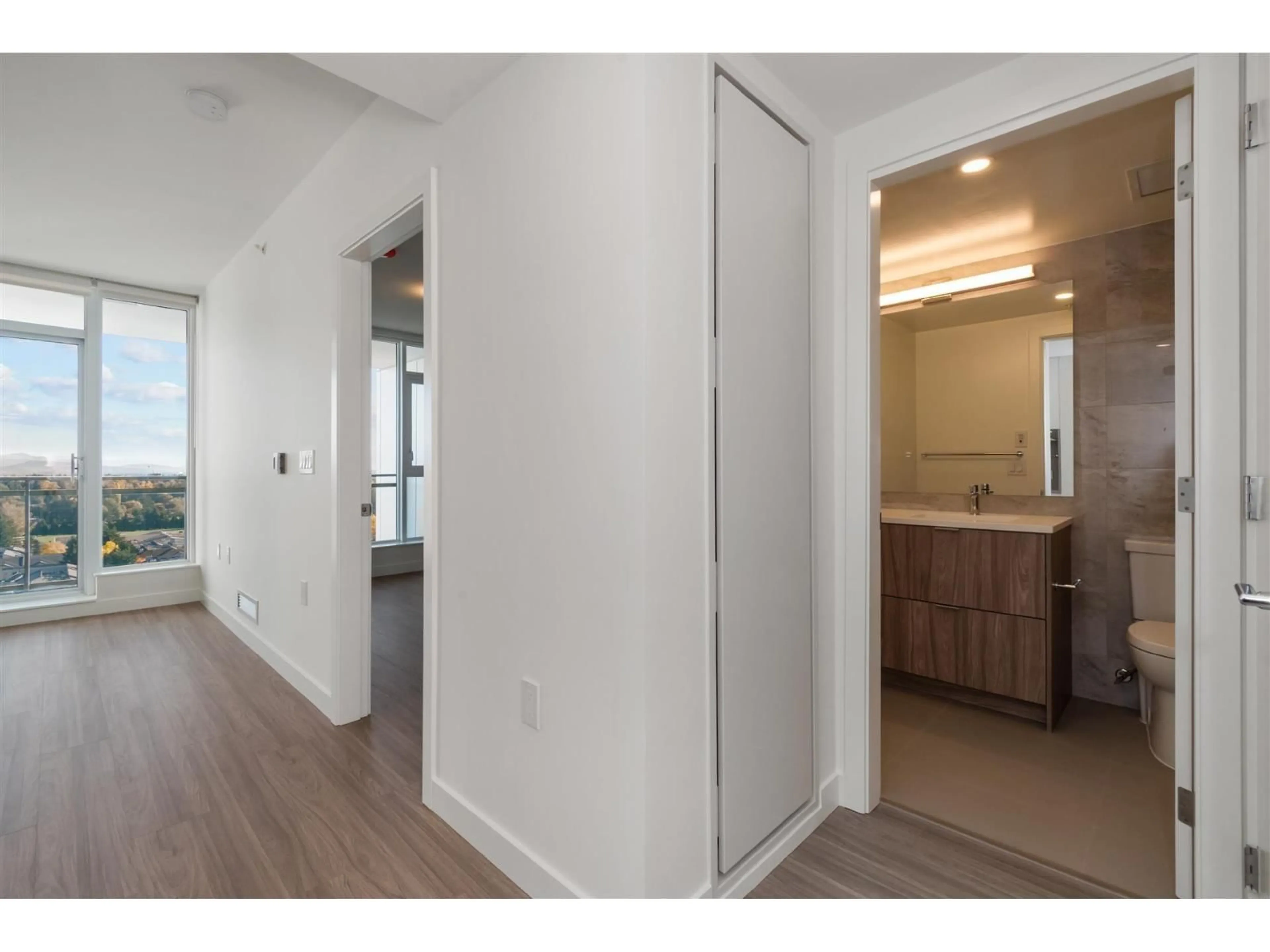 Indoor entryway for 2312 - 13675 107A, Surrey British Columbia V3T0X2