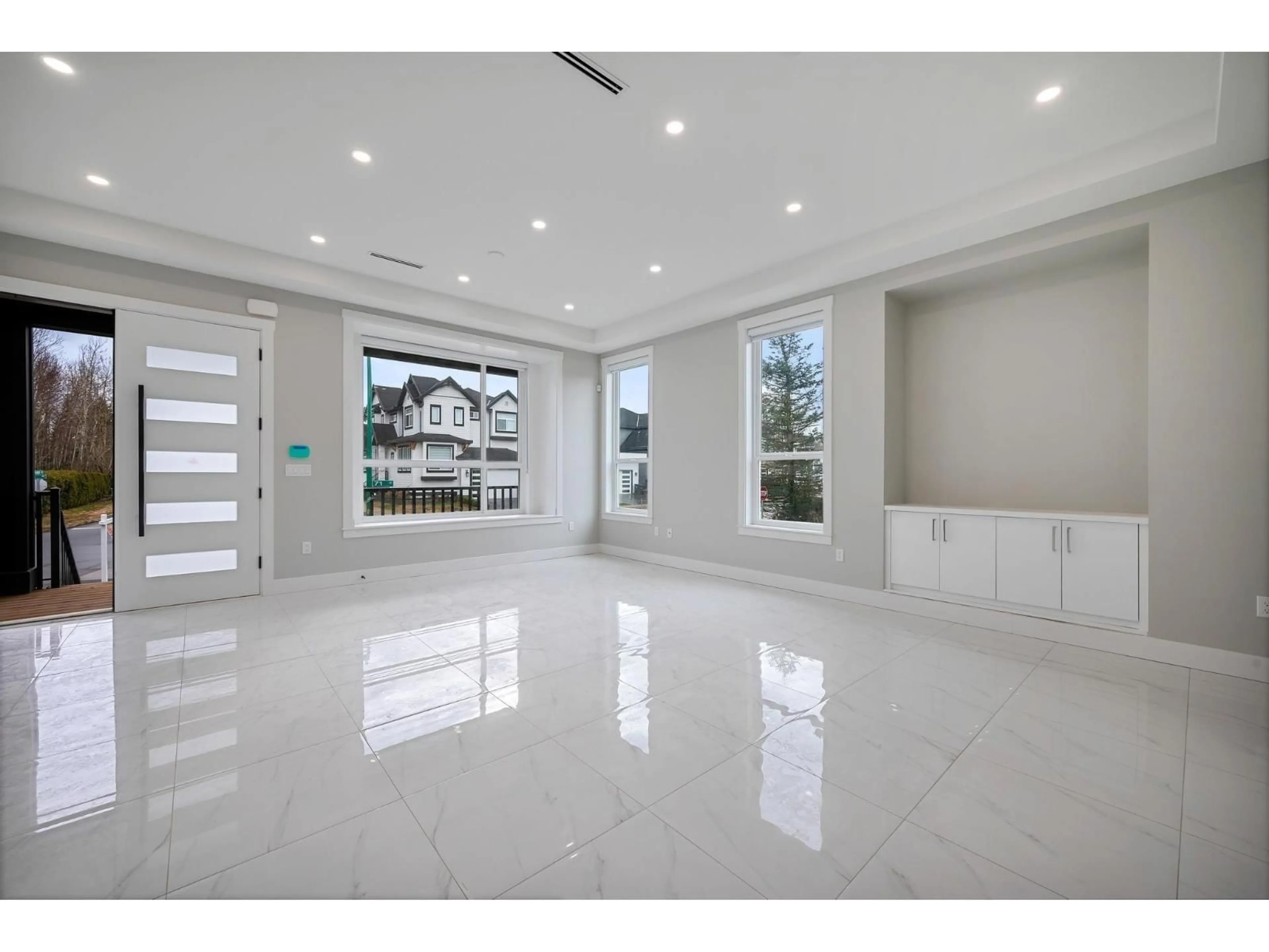 Indoor foyer for 19351 71, Surrey British Columbia V4N1N2