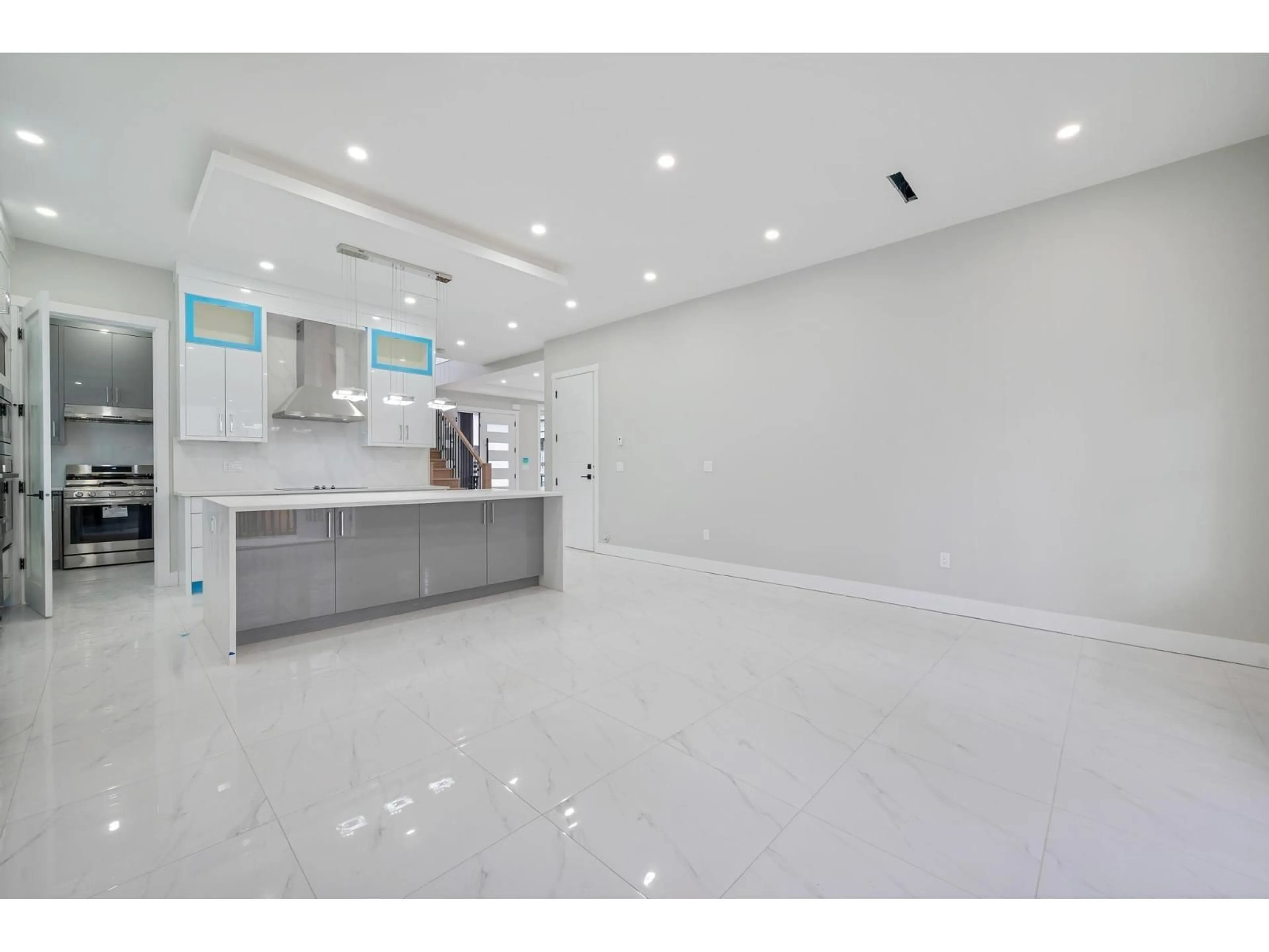 Open concept kitchen, ceramic/tile floor for 19351 71, Surrey British Columbia V4N1N2