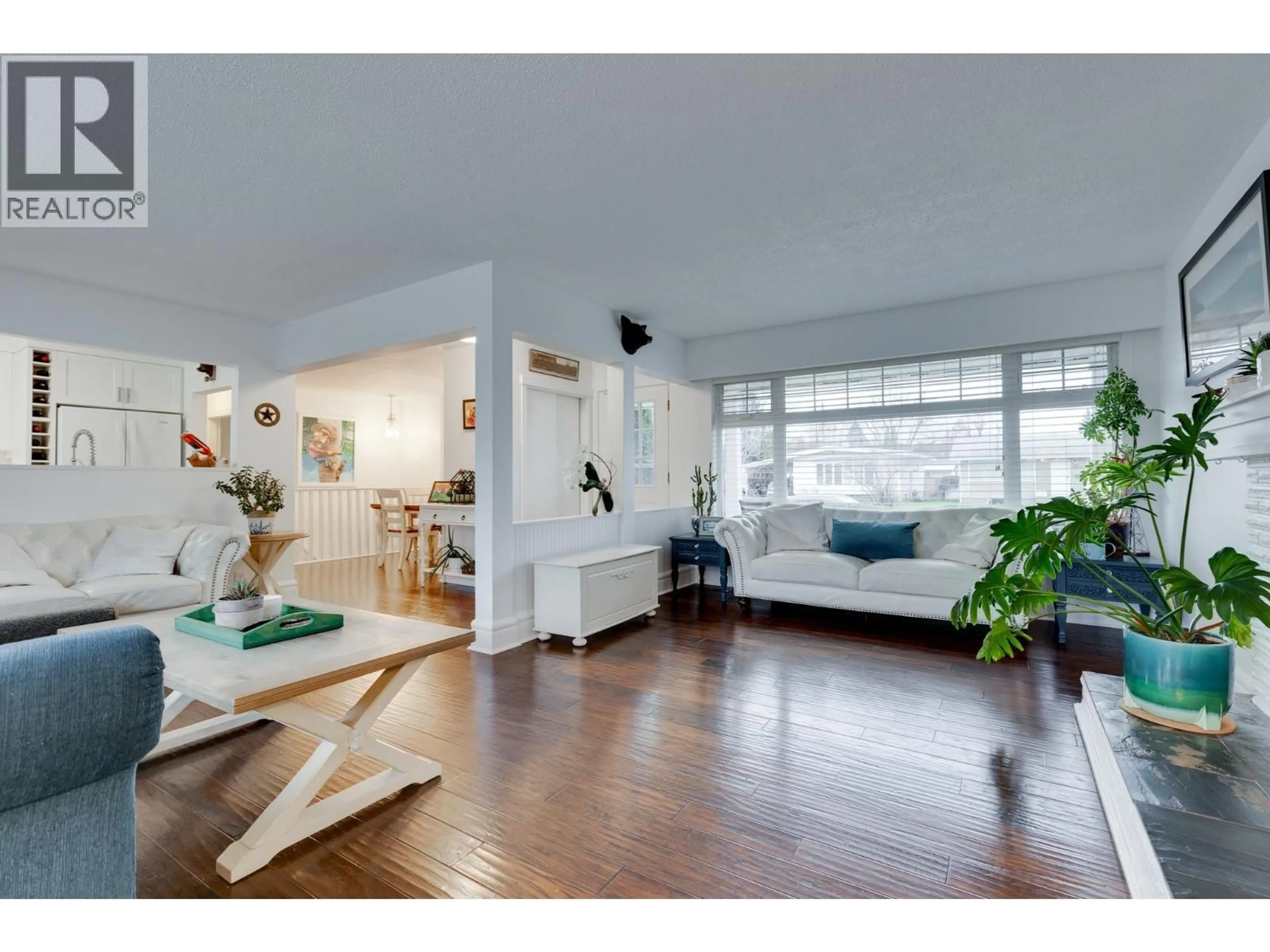 Living room with furniture, wood/laminate floor for 358 NICHOLSON STREET, Prince George British Columbia V2M3H2