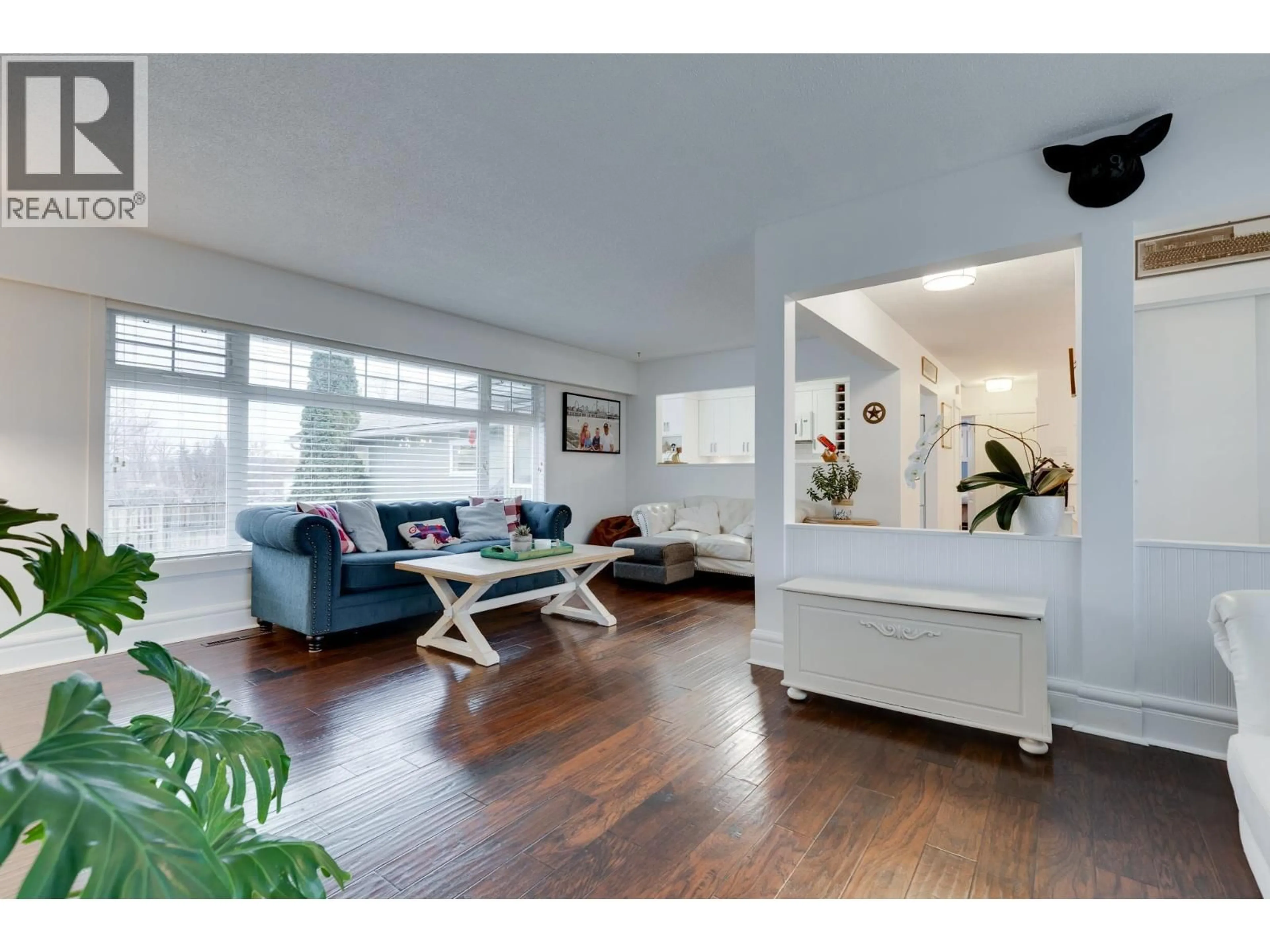 Living room with furniture, wood/laminate floor for 358 NICHOLSON STREET, Prince George British Columbia V2M3H2