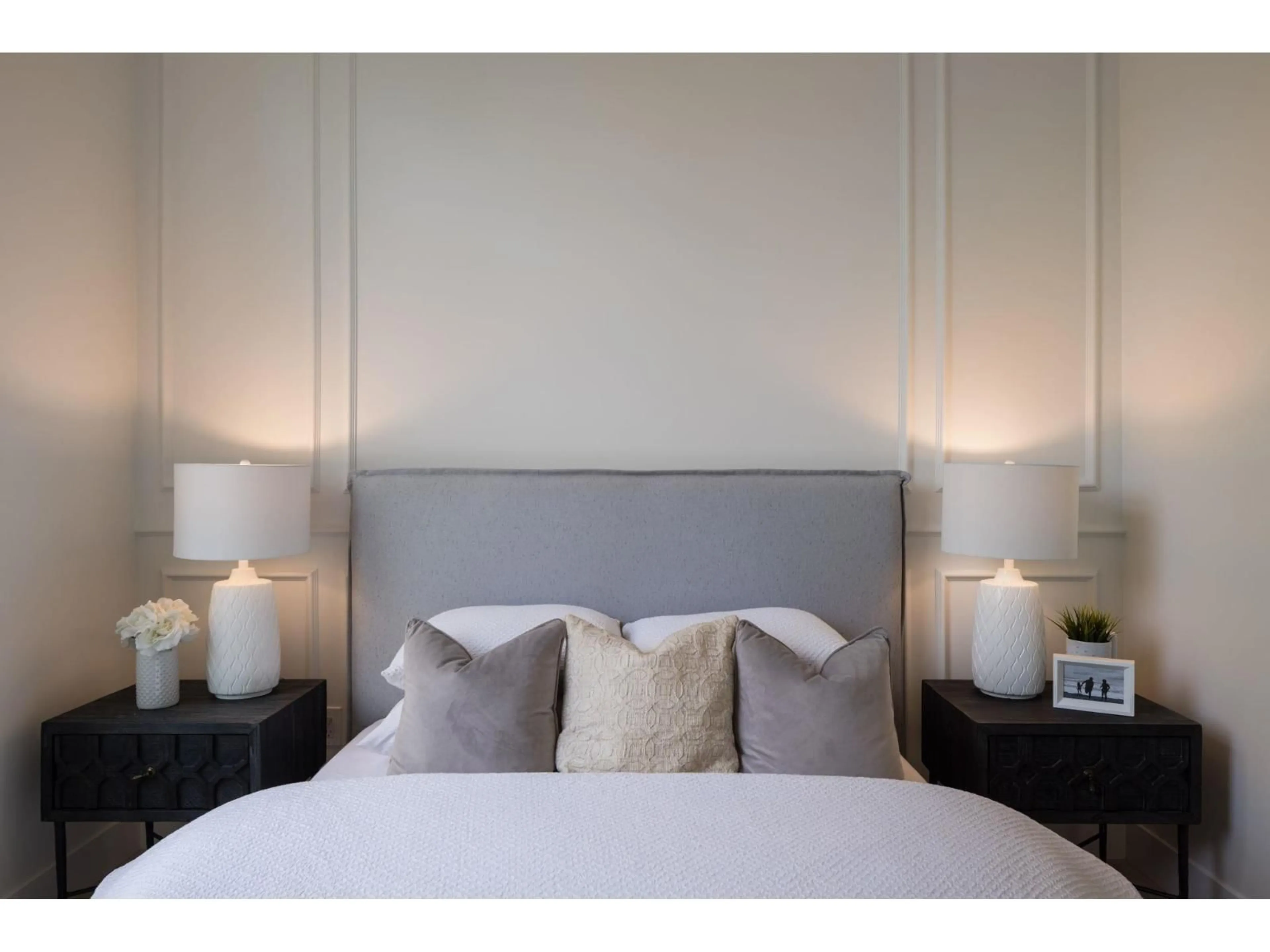 Bedroom with bed, wood/laminate floor for 4530 208, Langley British Columbia V3A3G5