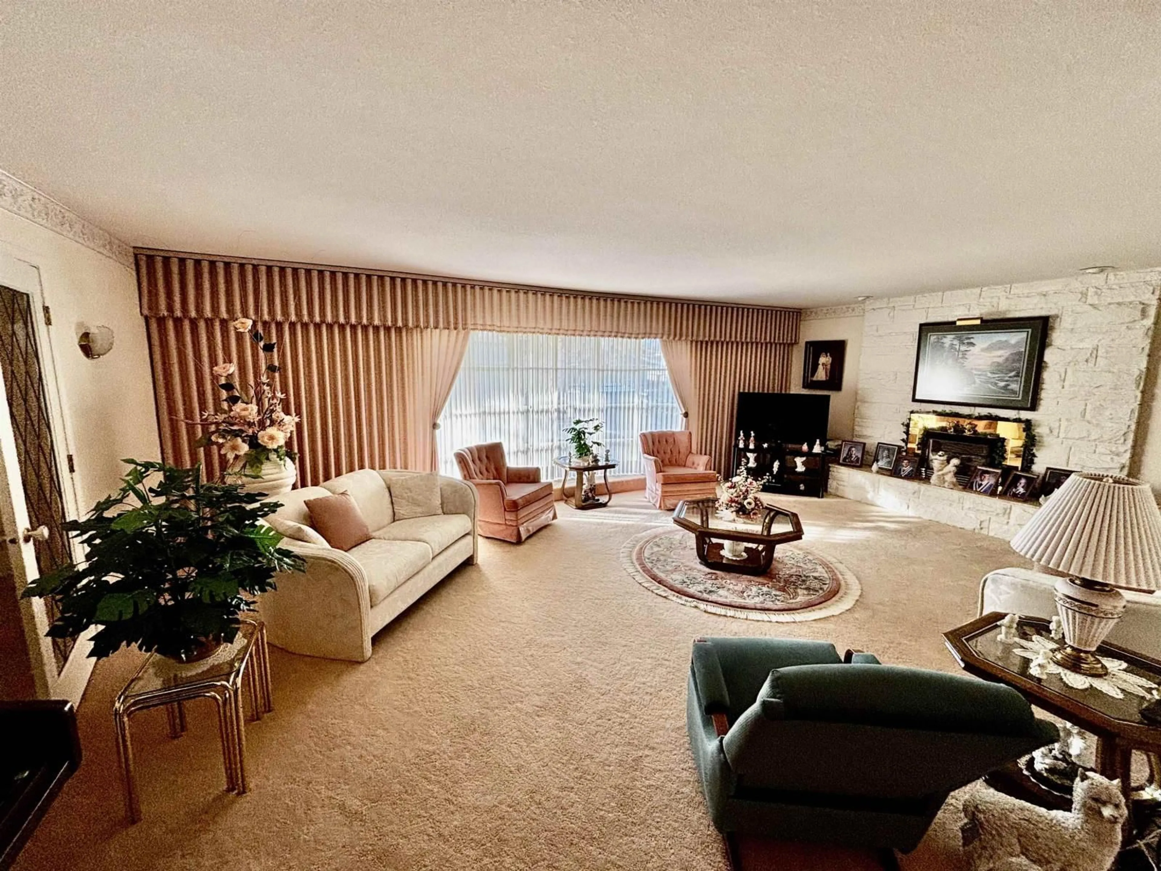 Living room with furniture, carpet floor for 46544 SEAHOLM CRESCENT, Chilliwack British Columbia V2P6K8