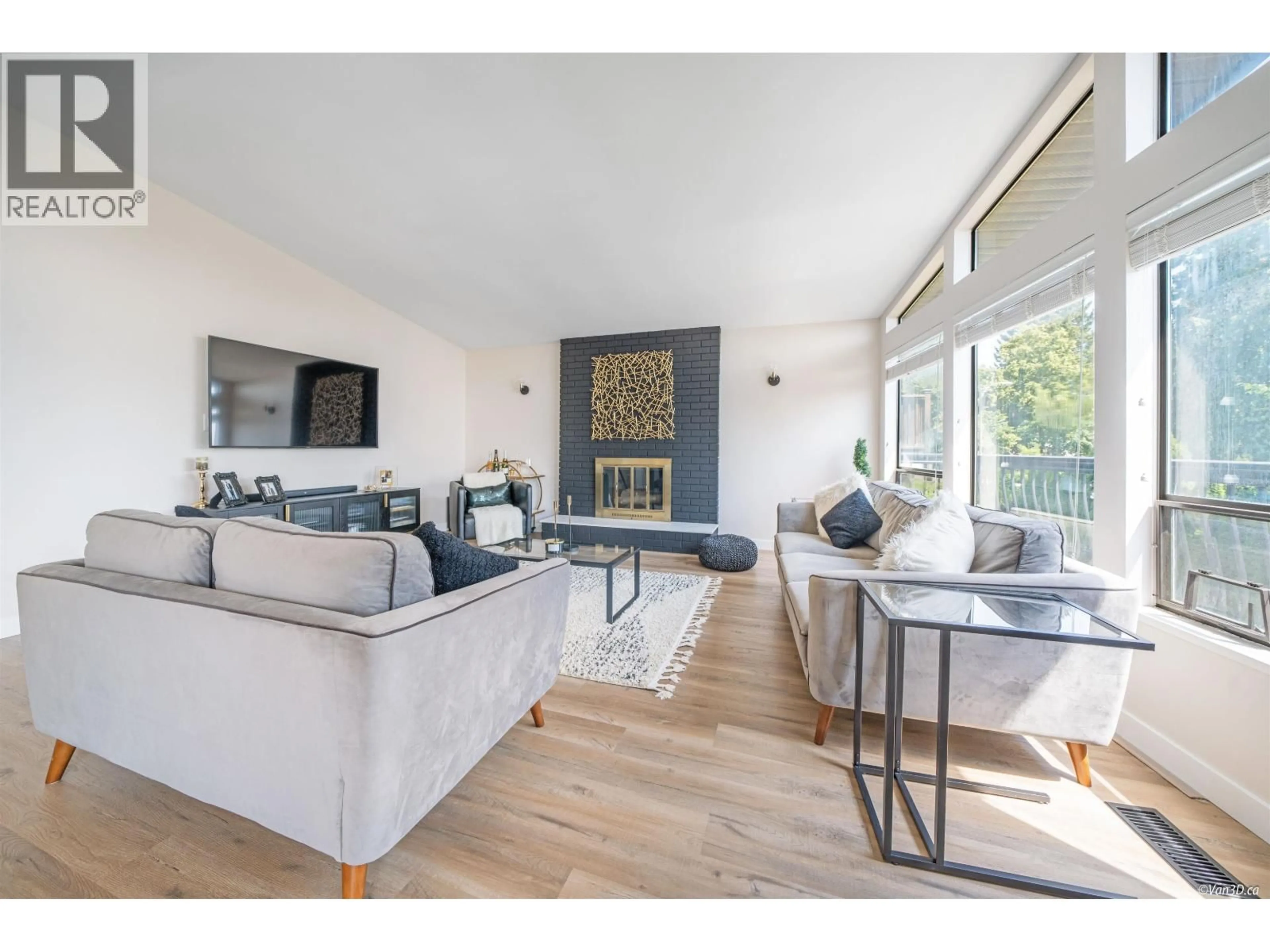 Living room with furniture, wood/laminate floor for 2131 FRASERVIEW DRIVE, Vancouver British Columbia V5P2N2