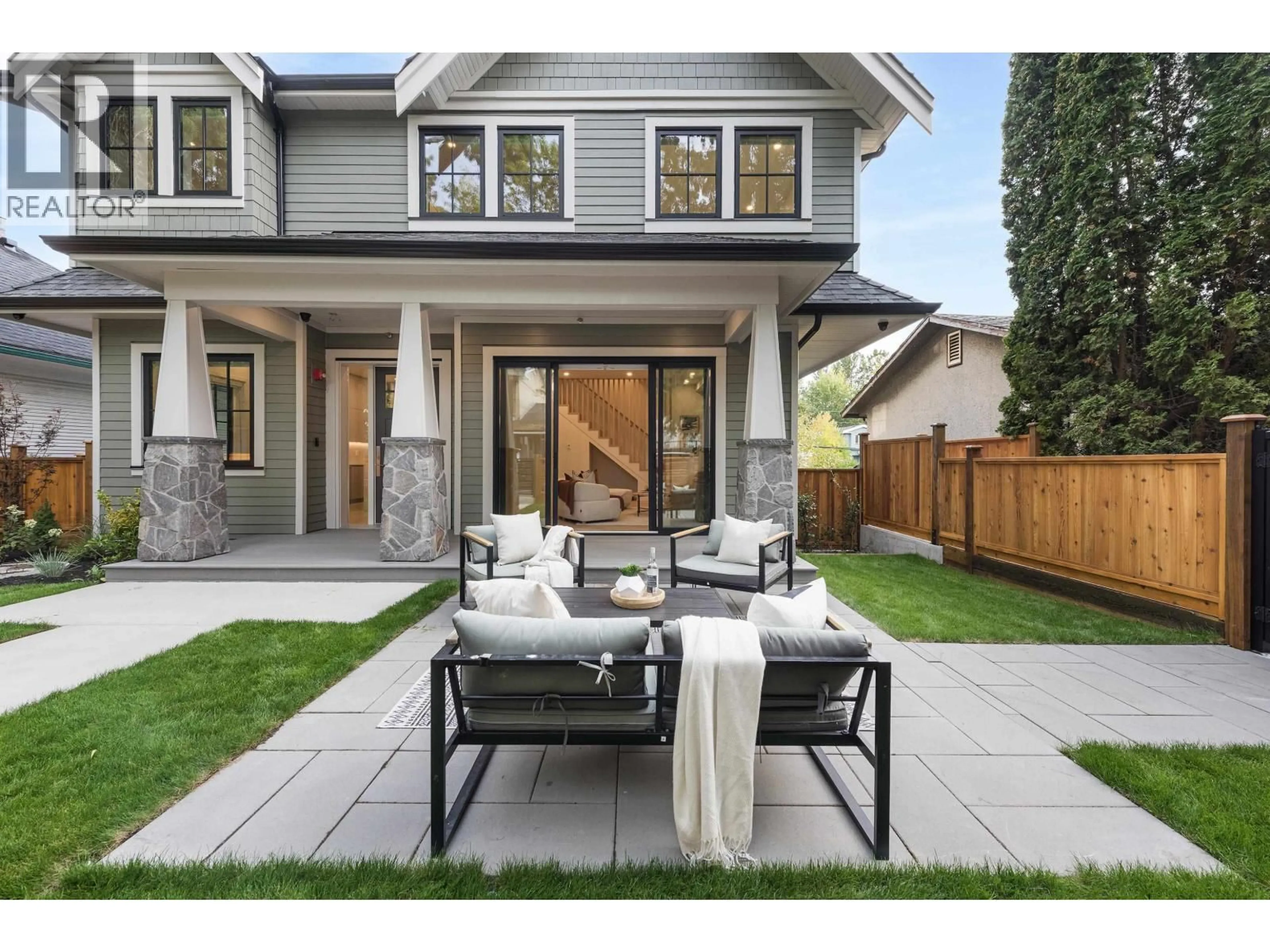 Patio, street for 2136 10TH AVENUE, Vancouver British Columbia V5N1Y1