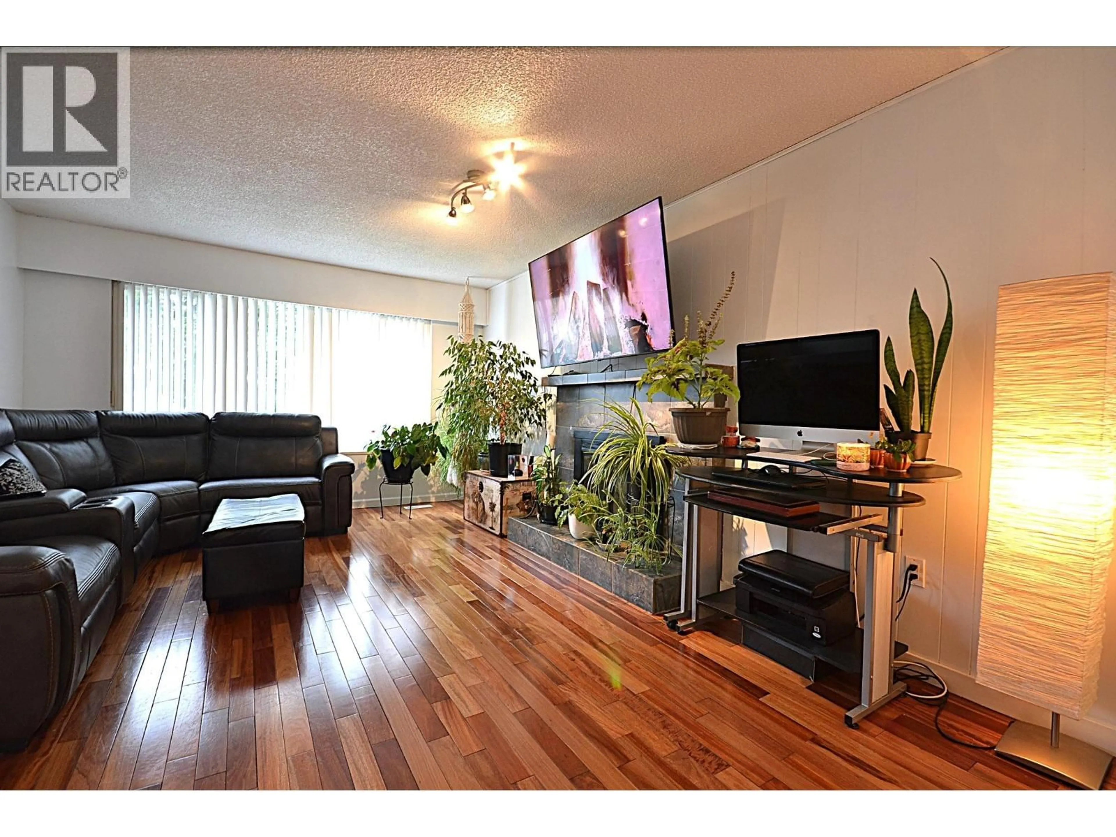Living room with furniture, wood/laminate floor for 11717 209 STREET, Maple Ridge British Columbia V2X7S6