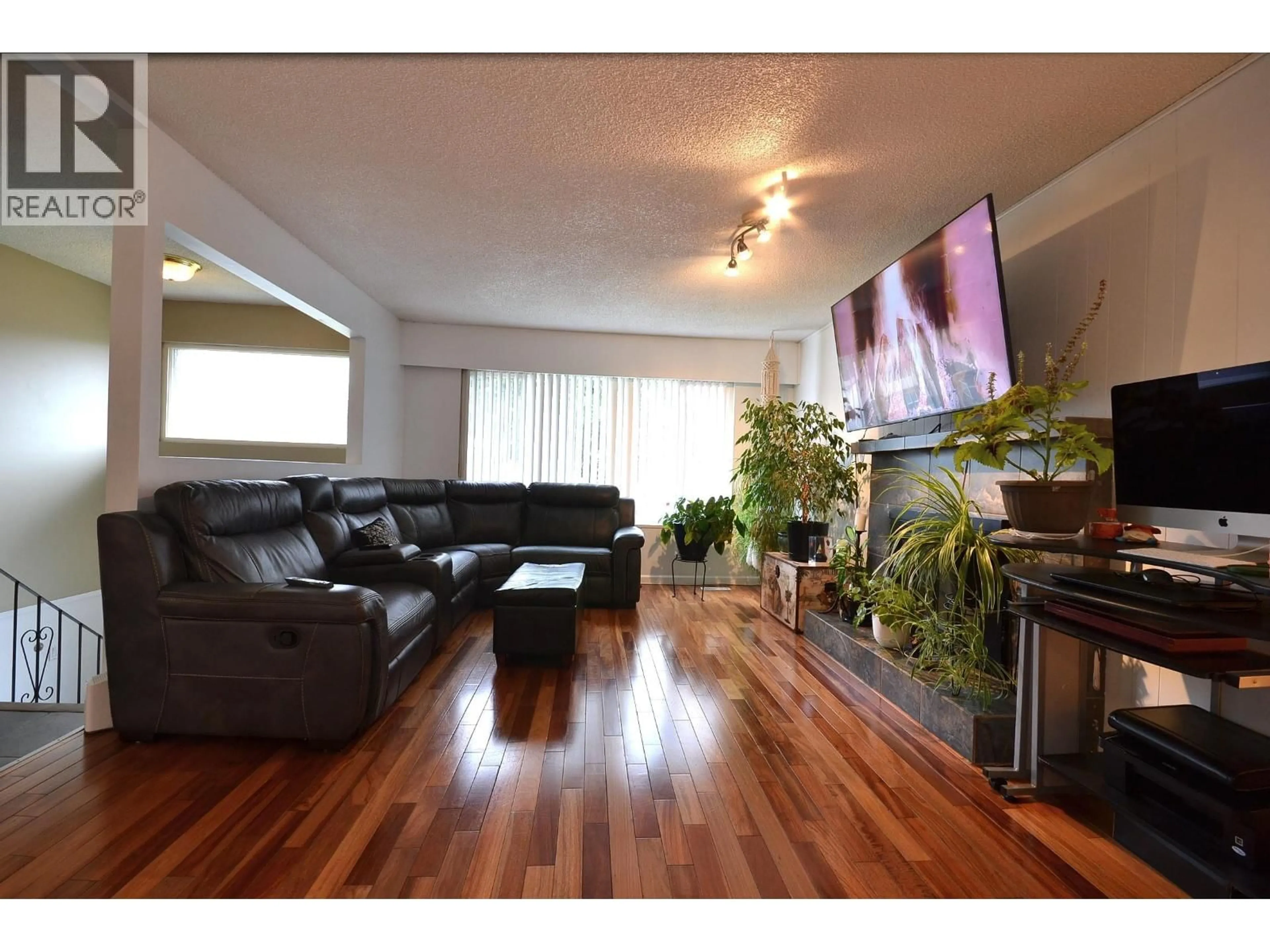 Living room with furniture, wood/laminate floor for 11717 209 STREET, Maple Ridge British Columbia V2X7S6