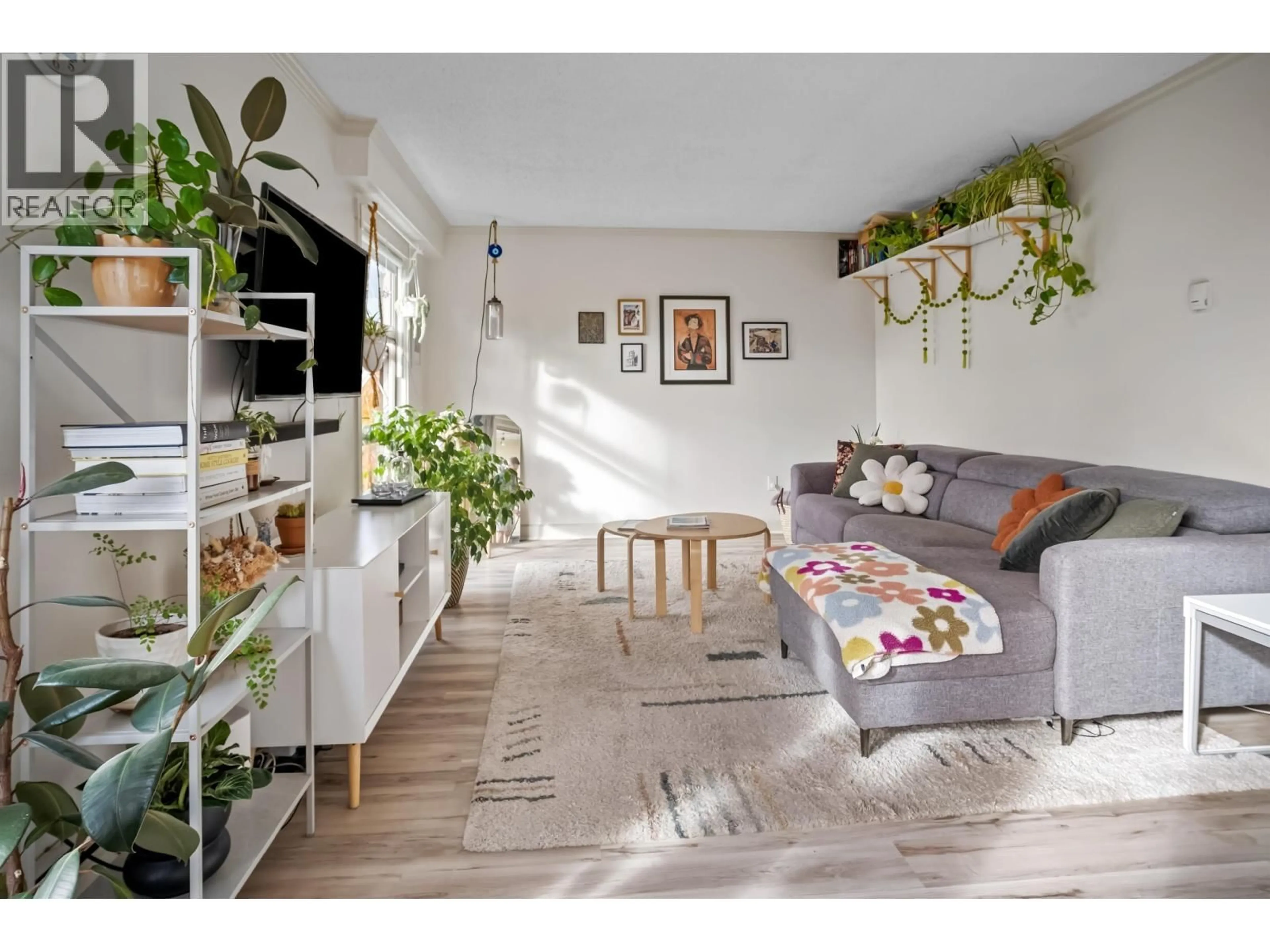 Living room with furniture, unknown for 205 - 235 W 4TH STREET, North Vancouver British Columbia V7M1H8