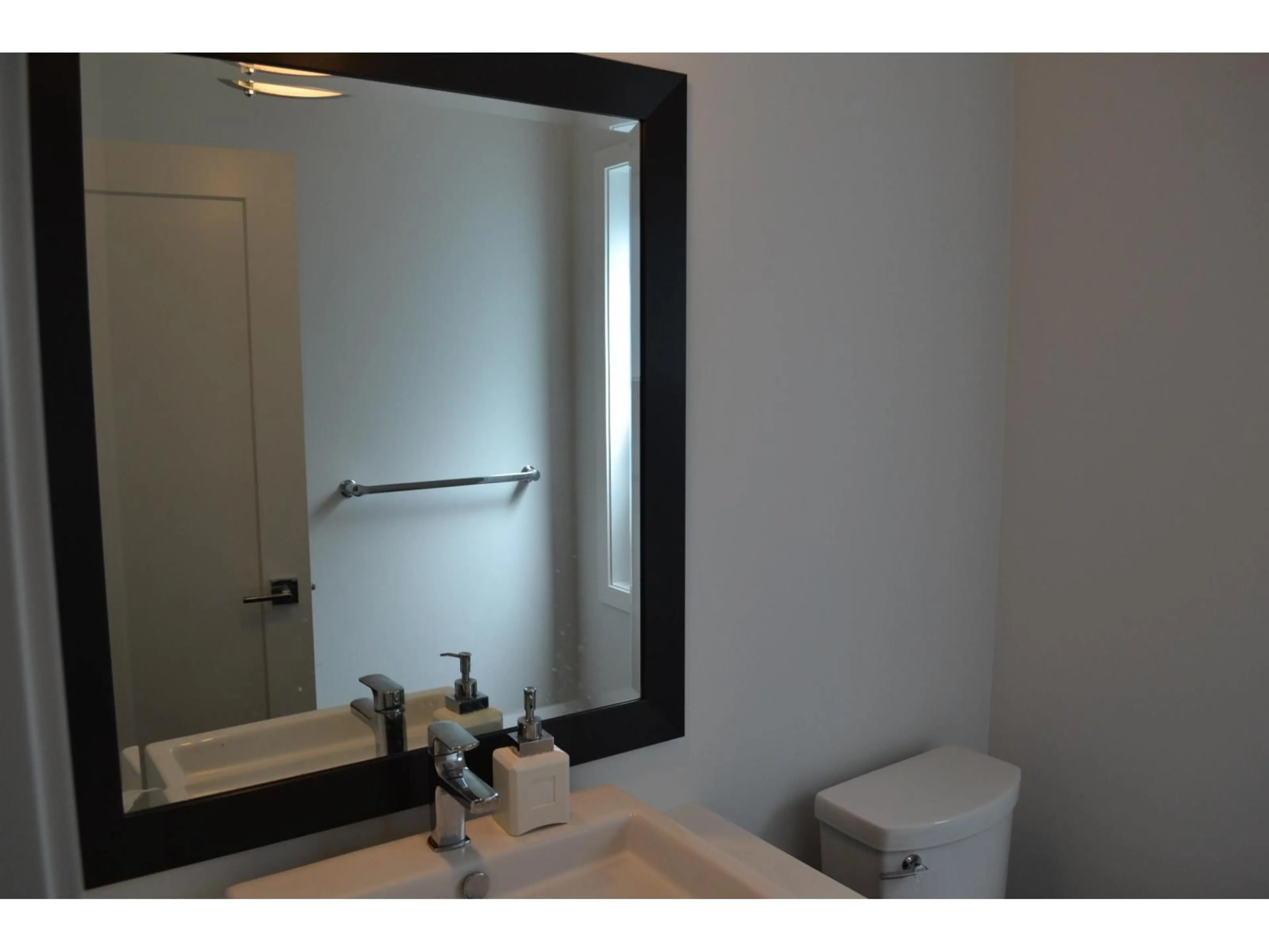 Standard bathroom, unknown for 2122 167, Surrey British Columbia V3Z9X9