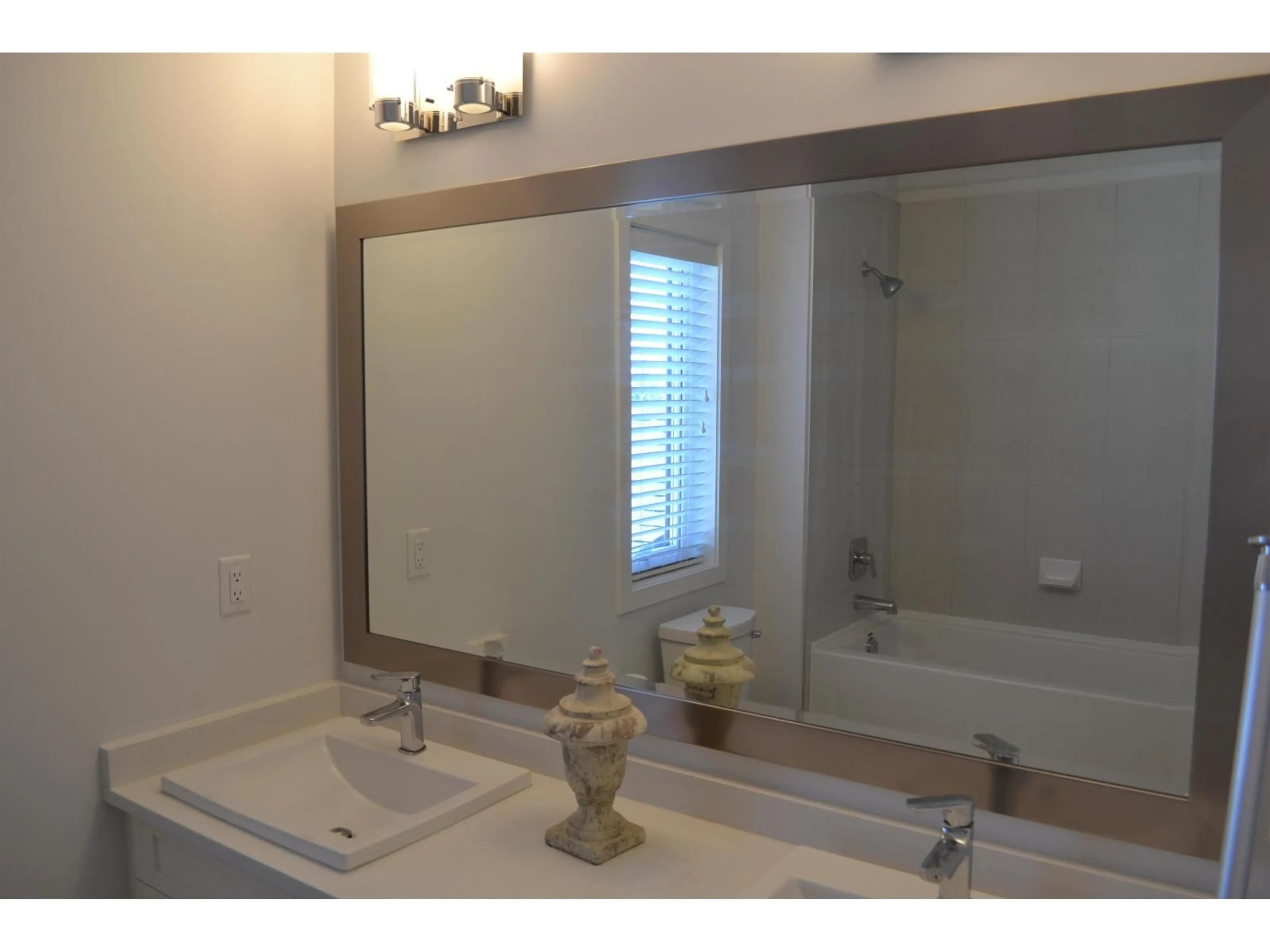 Standard bathroom, ceramic/tile floor for 2122 167, Surrey British Columbia V3Z9X9