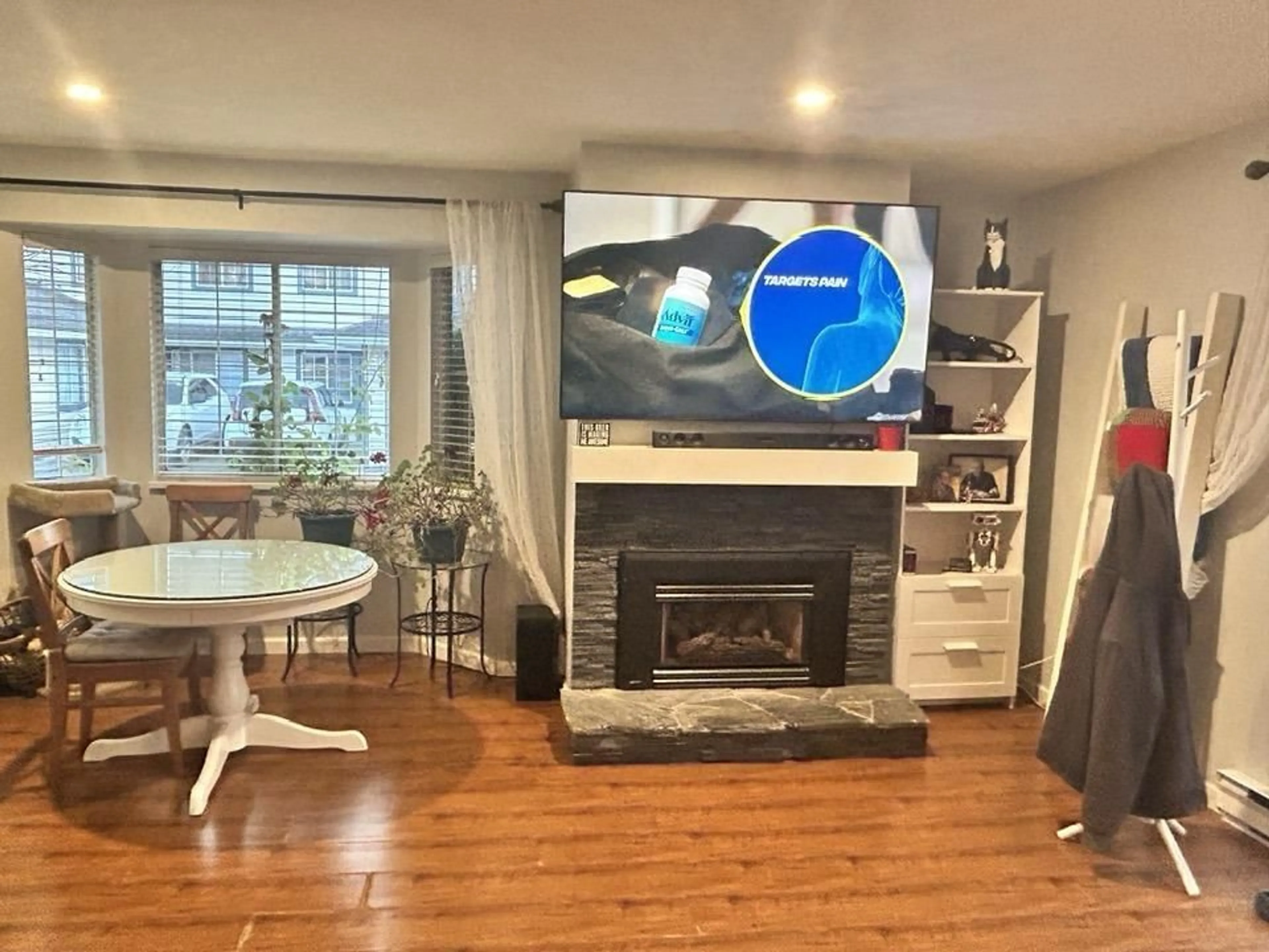 Living room with furniture, wood/laminate floor for 123 - 5360 201, Langley British Columbia V3A1P7