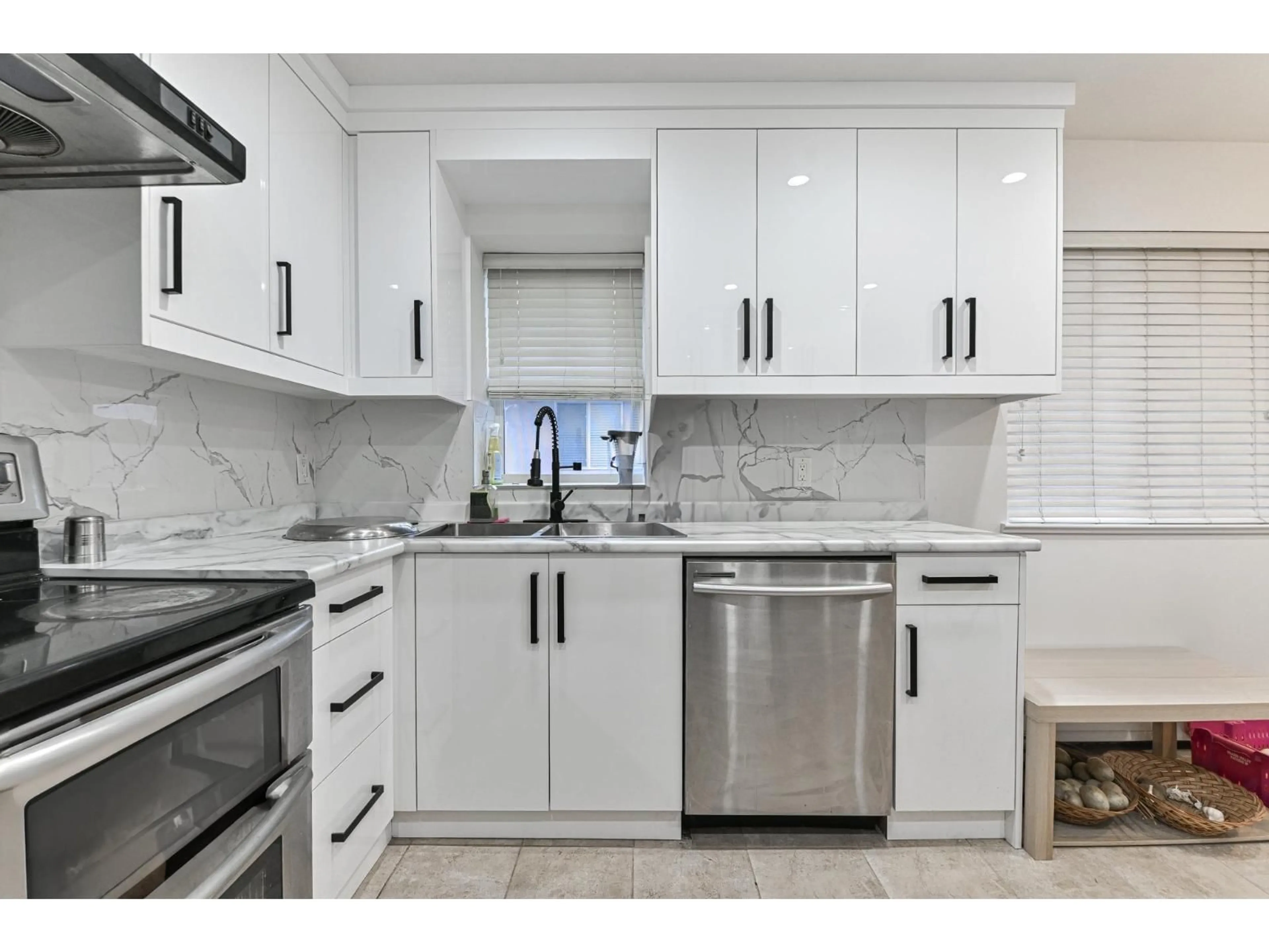 Contemporary kitchen, ceramic/tile floor for 31344 RIDGEVIEW DRIVE, Abbotsford British Columbia V2T6B3