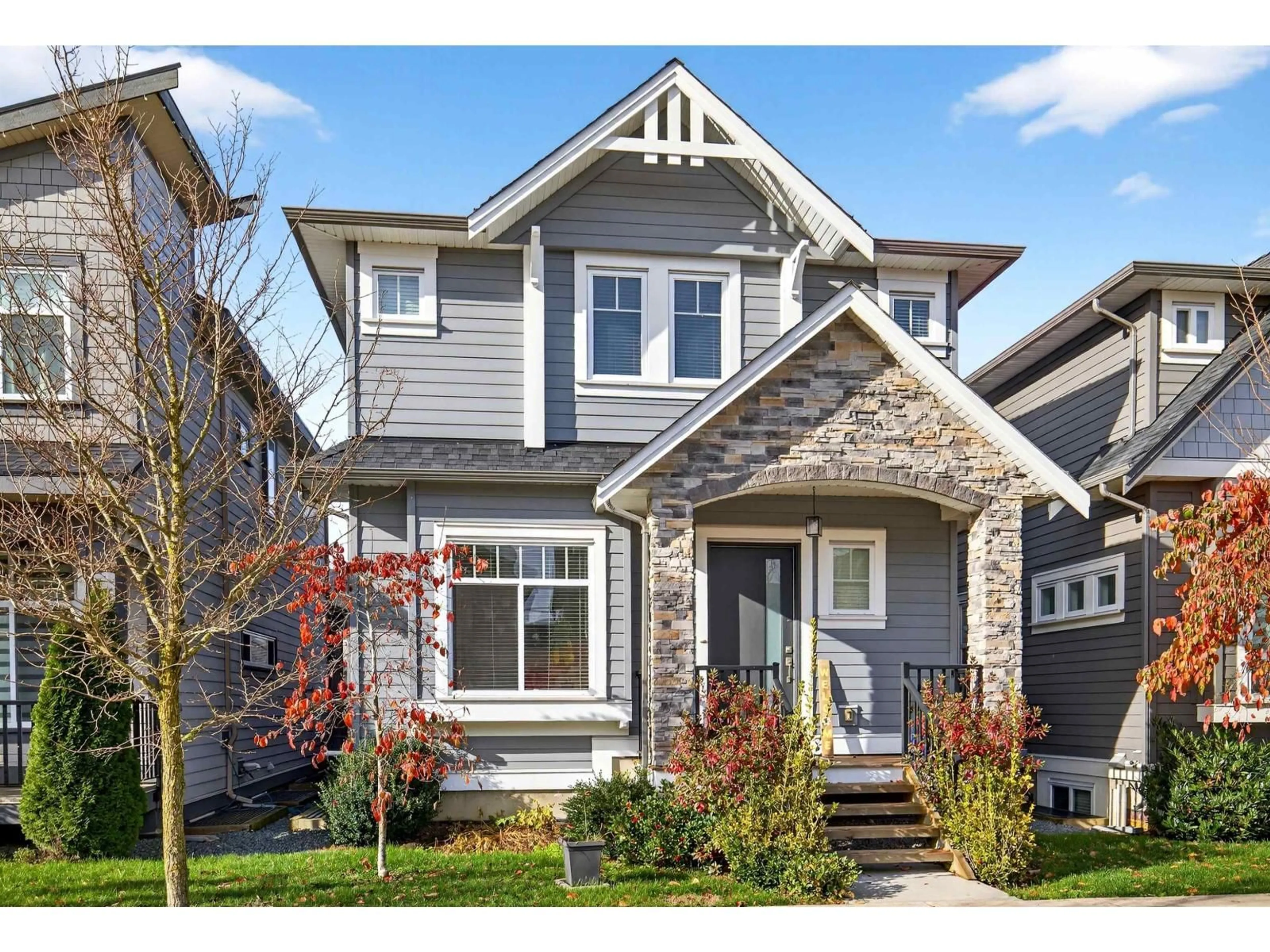 Home with vinyl exterior material, street for 73 172, Surrey British Columbia V3Z9R2