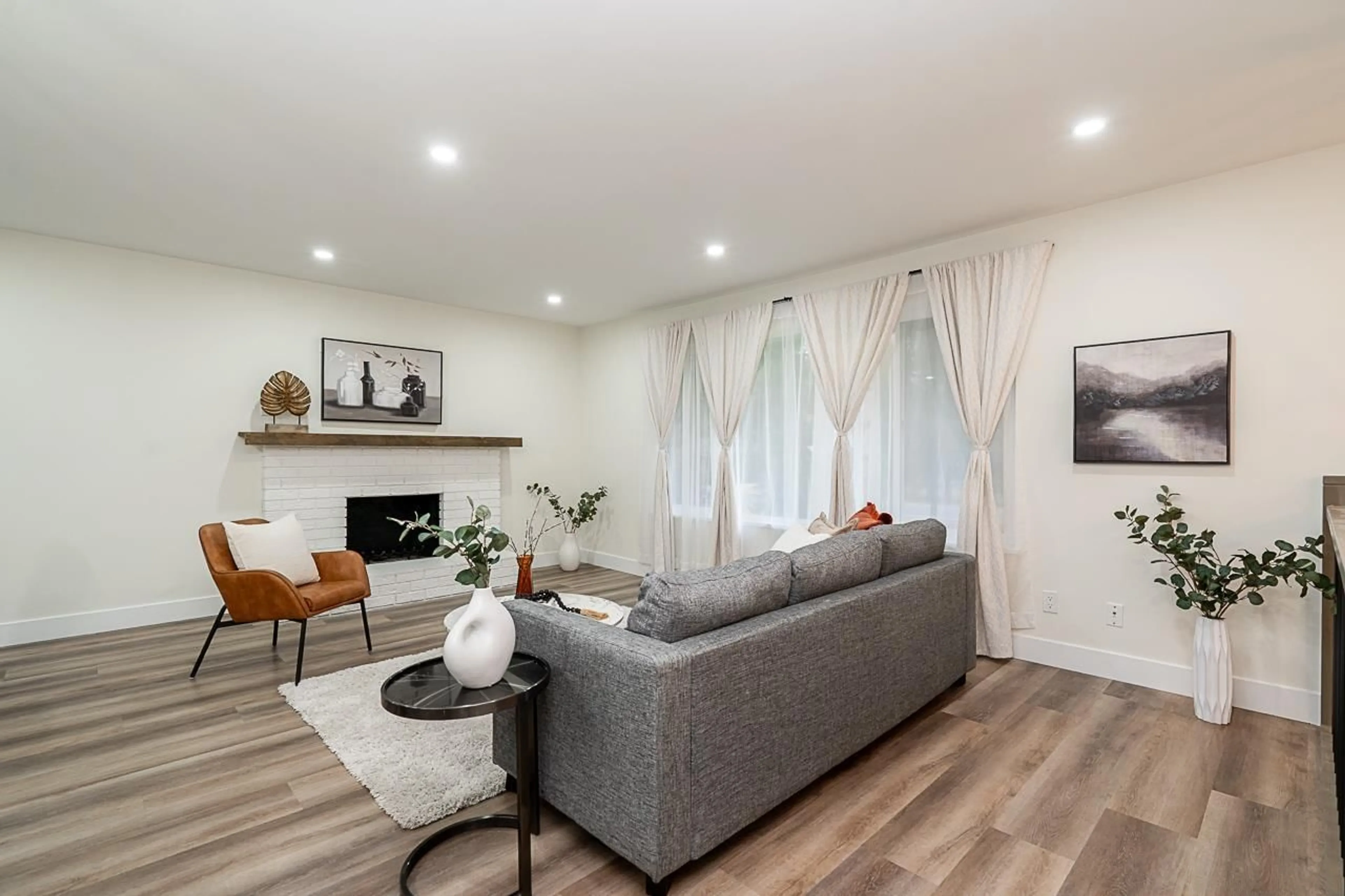 Living room with furniture, wood/laminate floor for 20073 42, Langley British Columbia V3A3A6