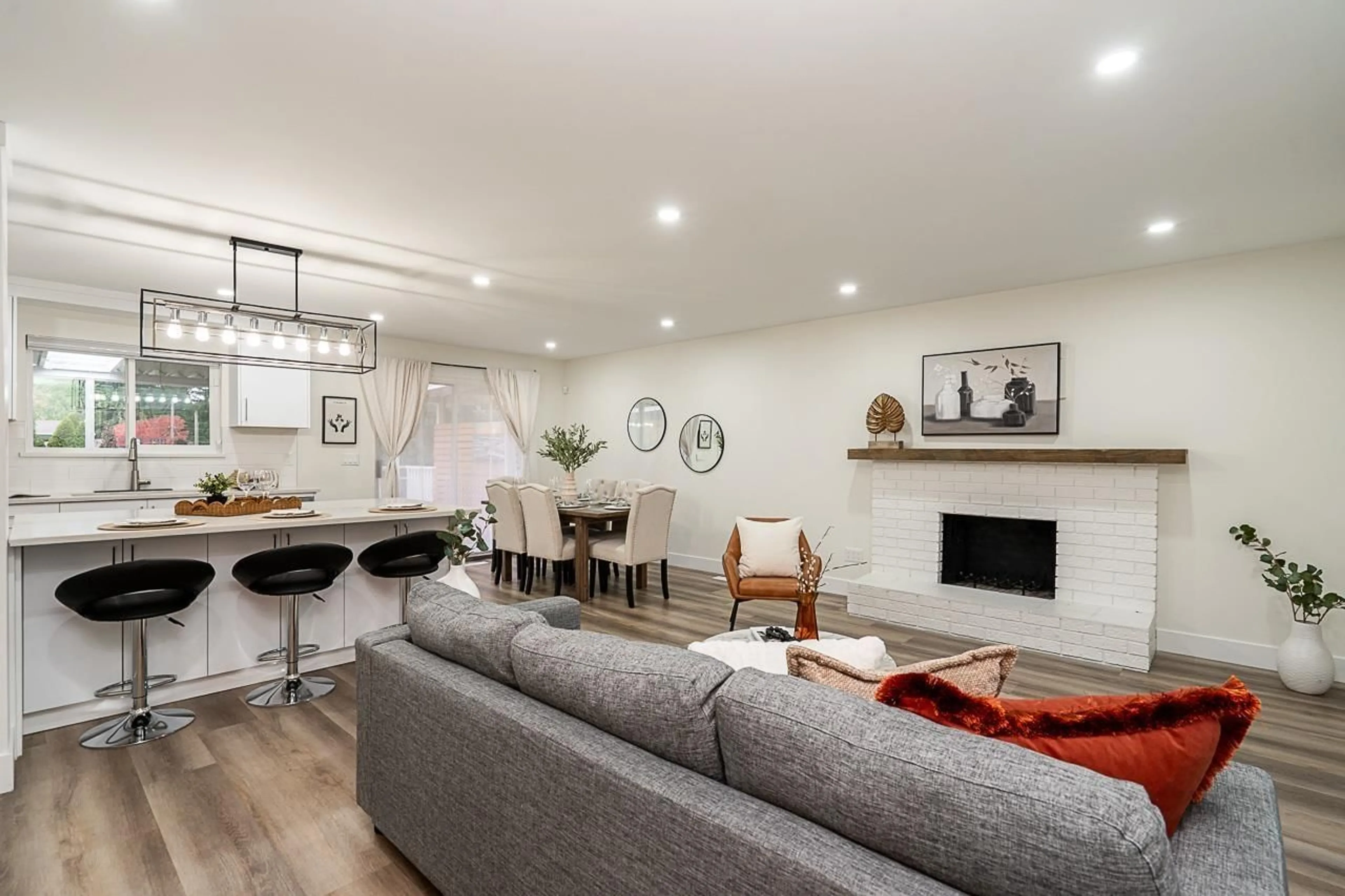 Living room with furniture, wood/laminate floor for 20073 42, Langley British Columbia V3A3A6
