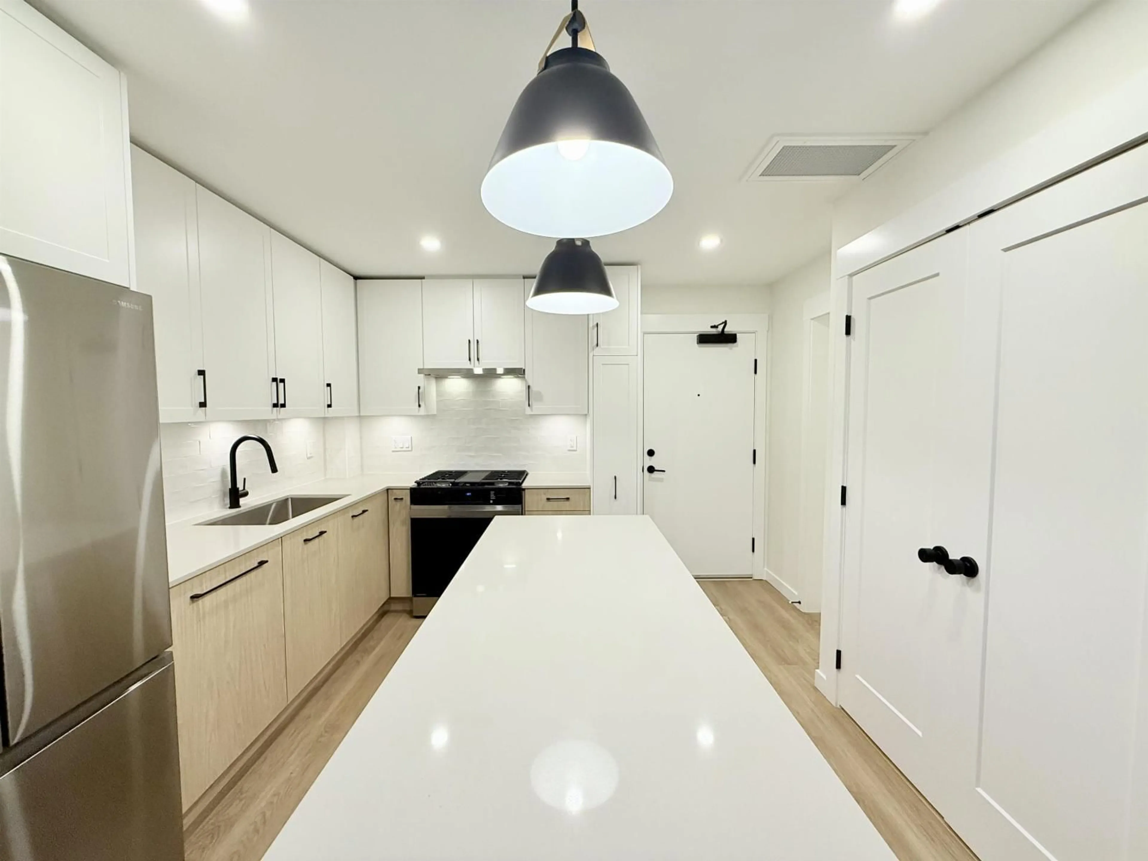 Contemporary kitchen, ceramic/tile floor for 301 - 27215 ALDERGROVE TOWN CENTRE, Langley British Columbia V4W0E3