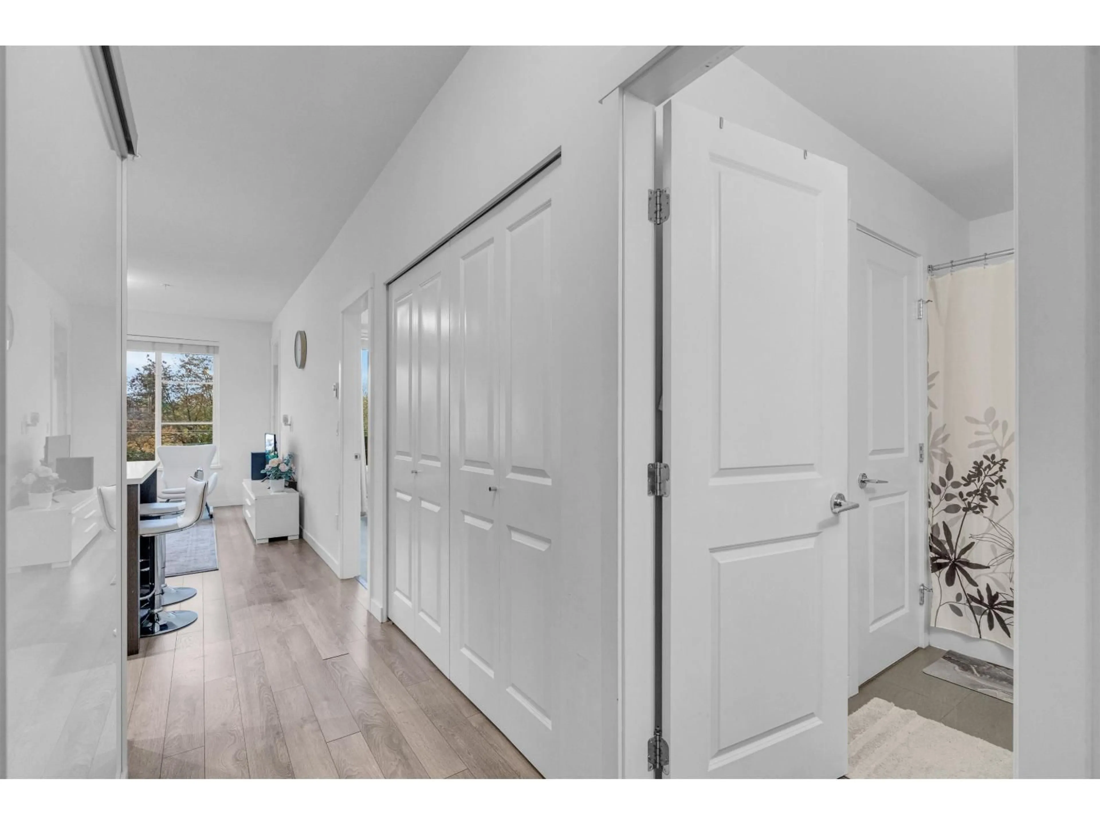 Indoor entryway for 407 - 13623 81A AVENUE, Surrey British Columbia V3W3N7
