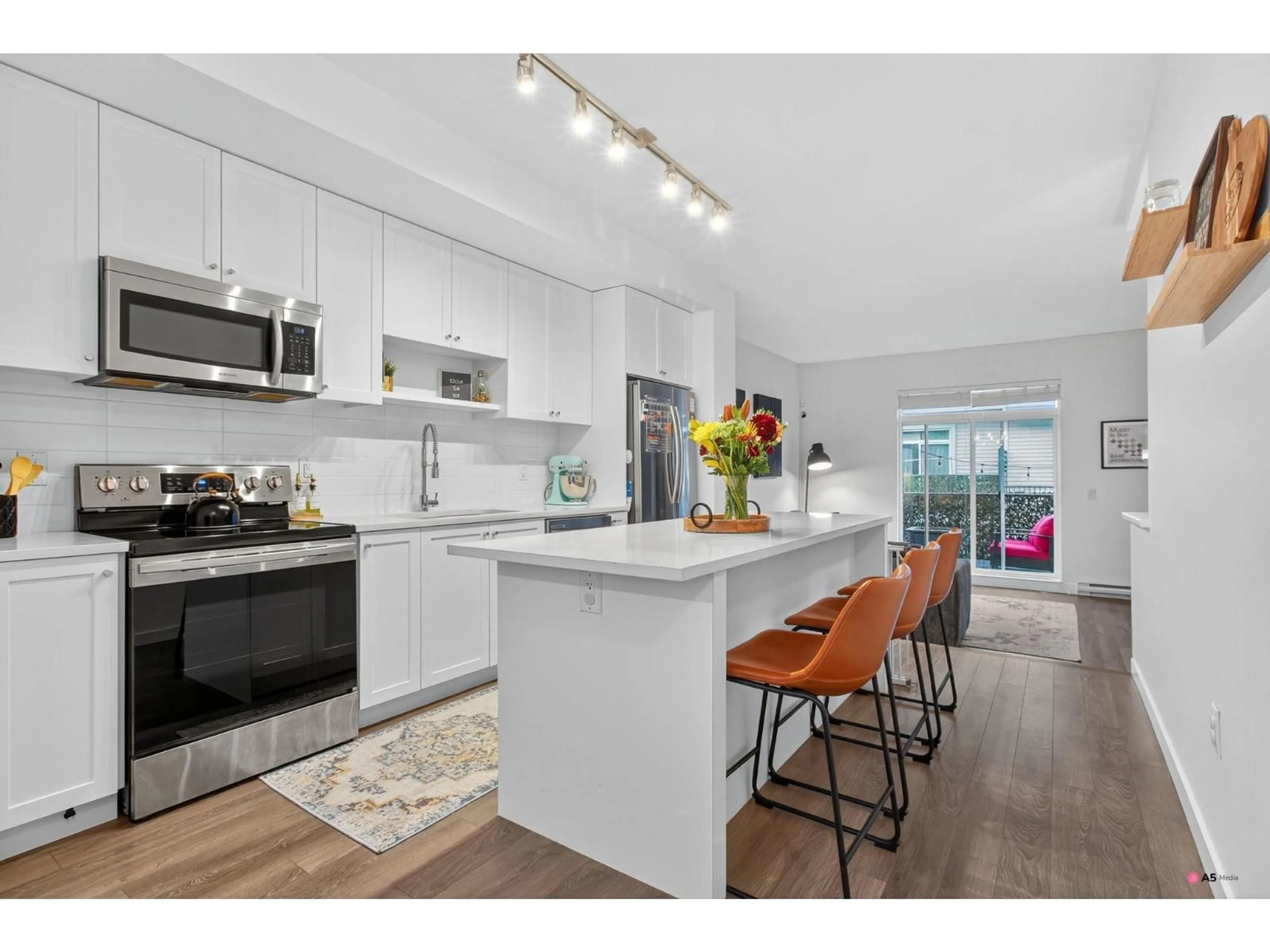 Open concept kitchen, wood/laminate floor for 123 - 8168 136A, Surrey British Columbia V3W2Z6