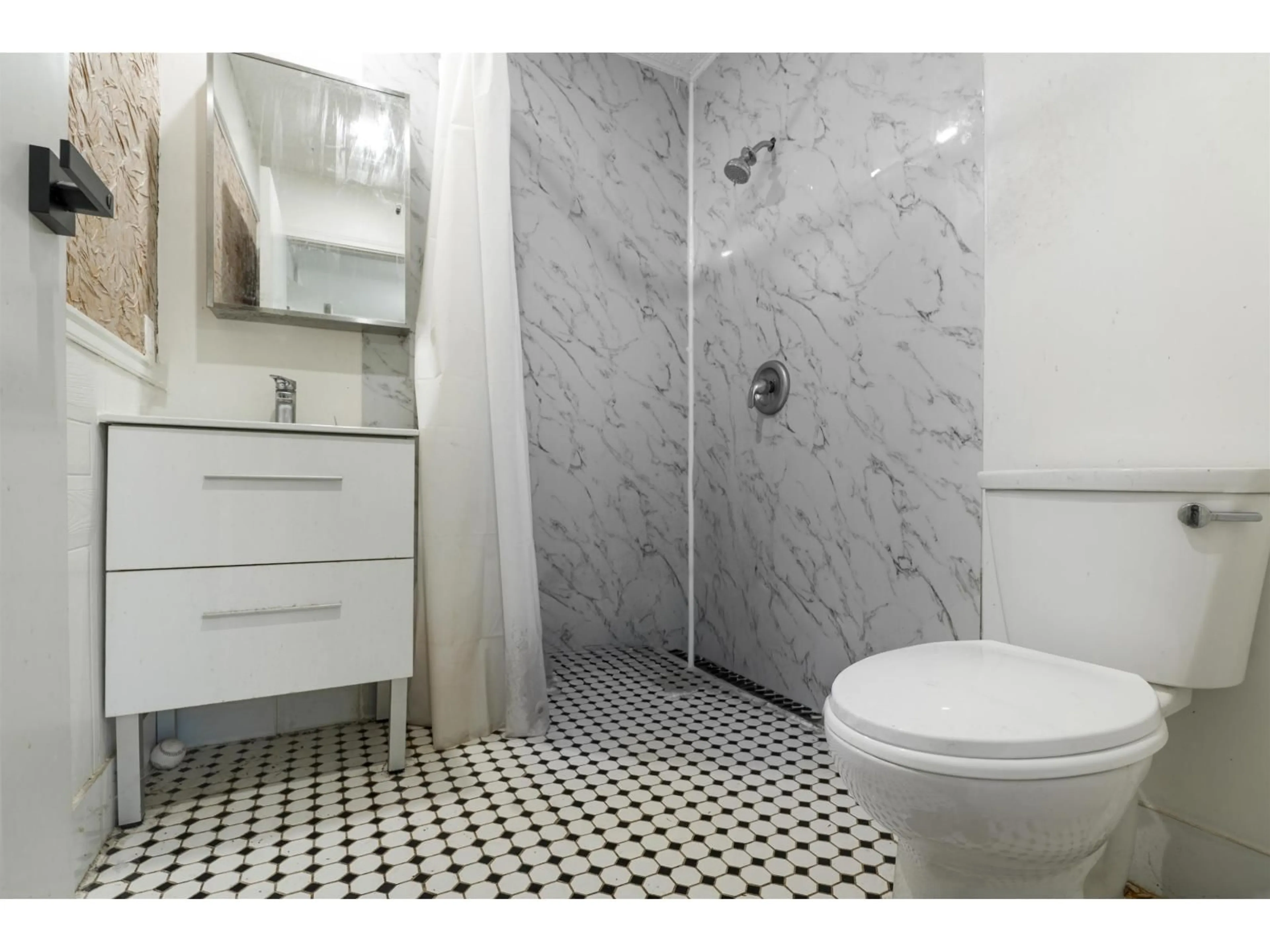 Standard bathroom, ceramic/tile floor for 14957 KEW DR, Surrey British Columbia V3R4Y1