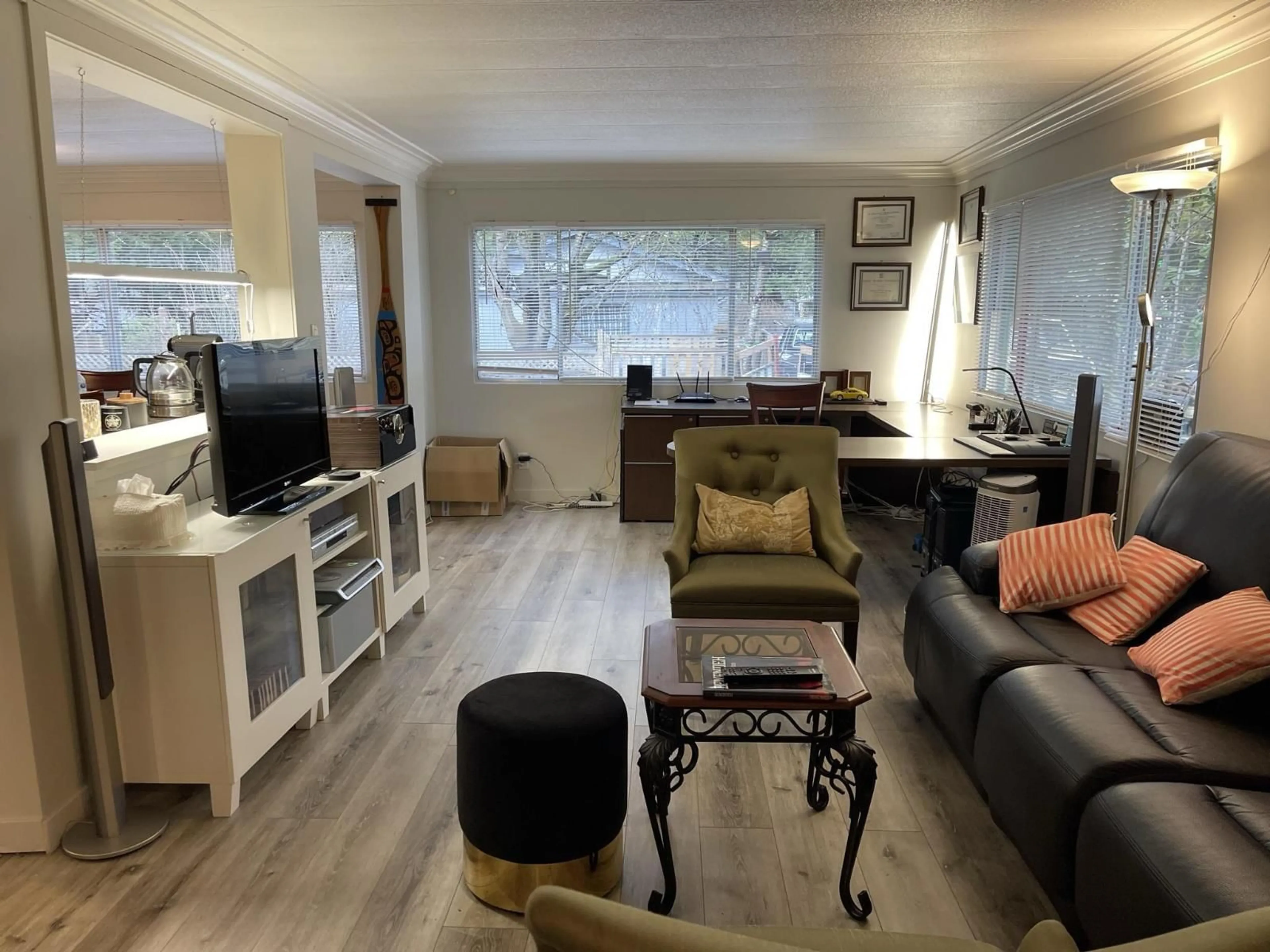 Living room with furniture, wood/laminate floor for 2361 200, Langley British Columbia V2Z1Y5