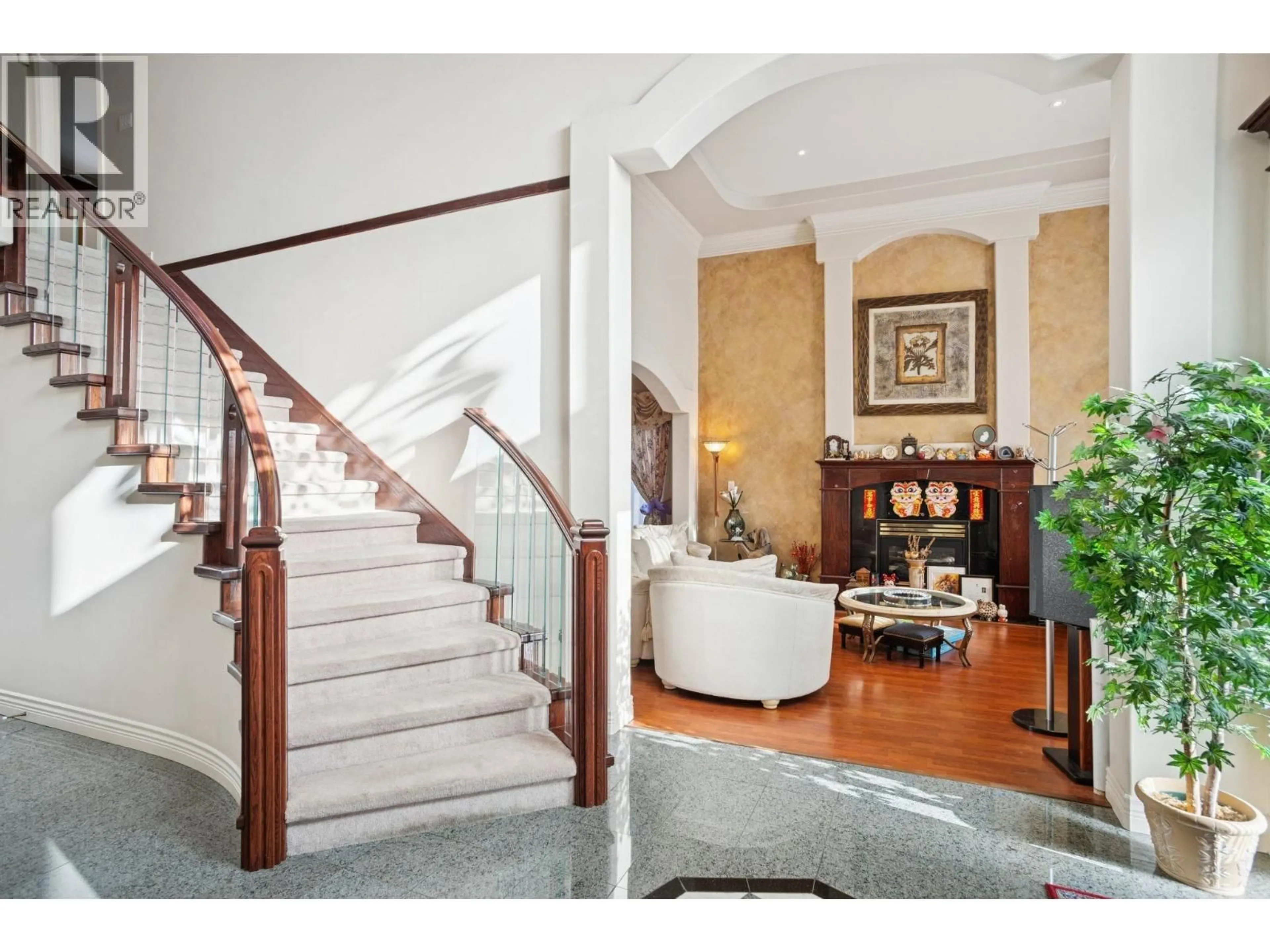 Indoor foyer for 4111 BLUNDELL ROAD, Richmond British Columbia V7C1G7