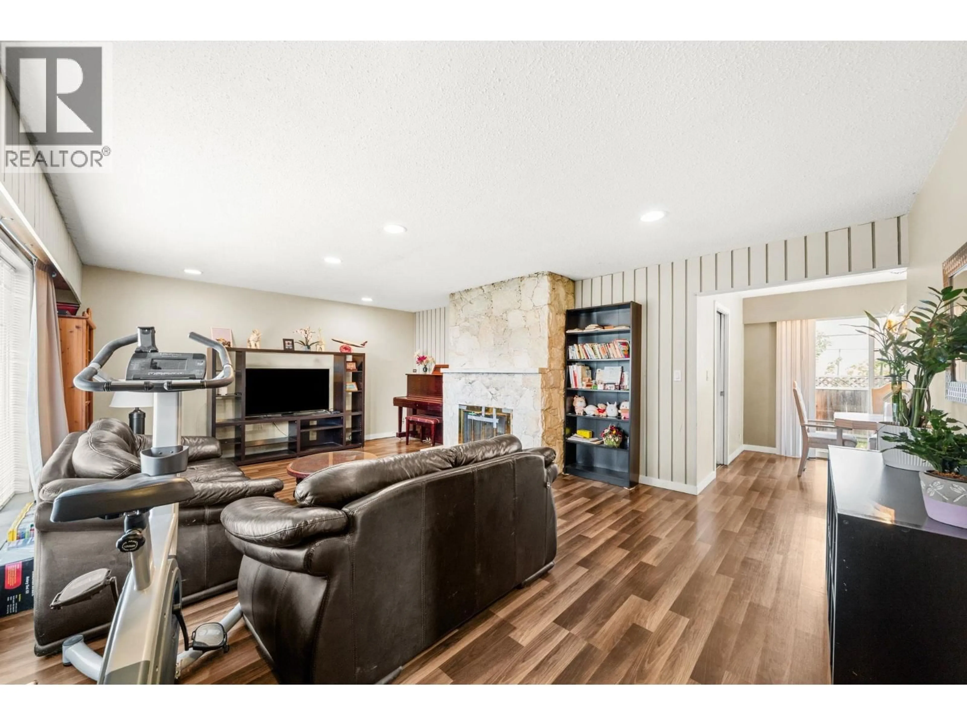 Living room with furniture, wood/laminate floor for 11760 SEALORD ROAD, Richmond British Columbia V7A3L4