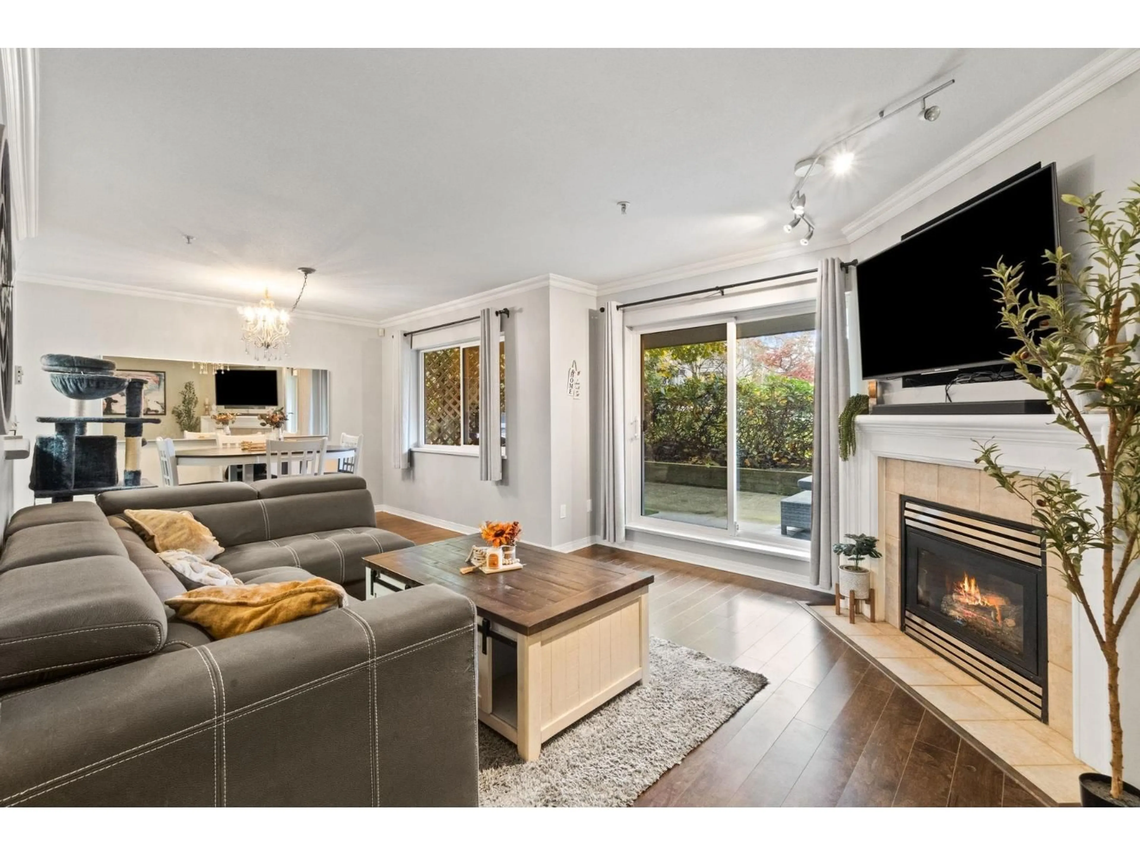 Living room with furniture, wood/laminate floor for 101 - 15150 29A AVENUE, Surrey British Columbia V4P3B1