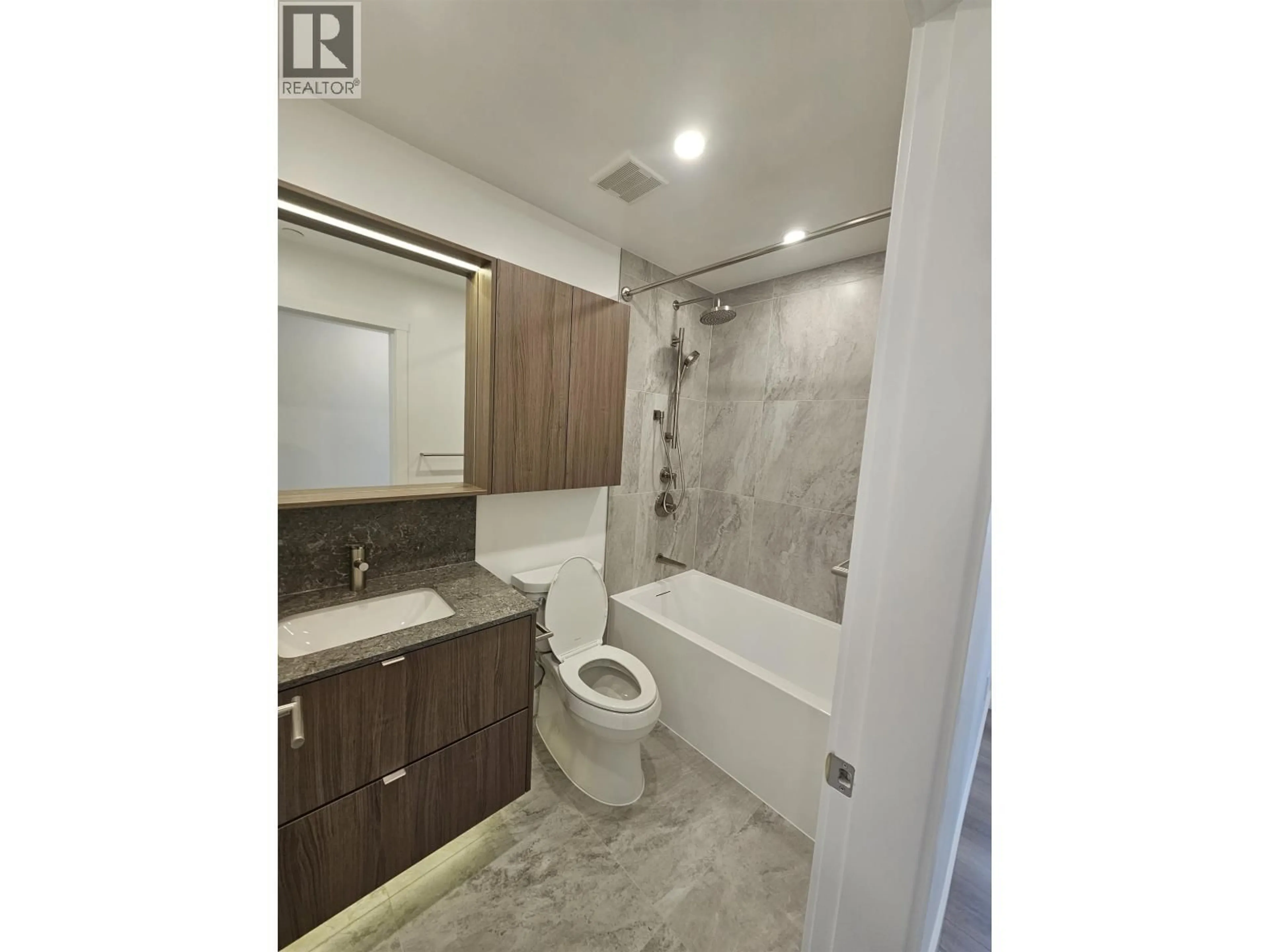 Standard bathroom, ceramic/tile floor for 2010 - 626 CLAREMONT STREET, Coquitlam British Columbia V3J3T4