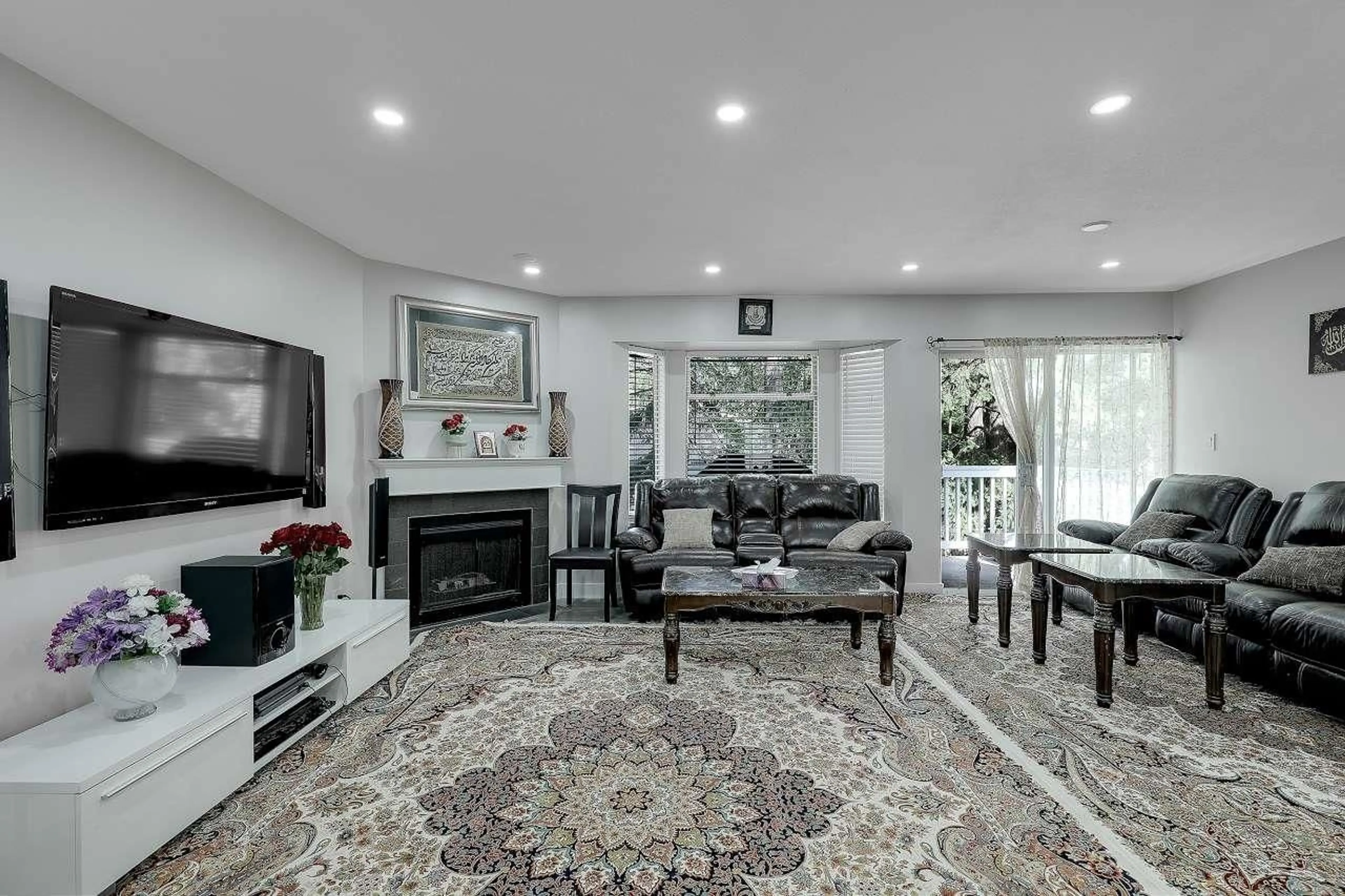 Living room with furniture, unknown for 40 - 15550 89 AVENUE, Surrey British Columbia V3R1N2