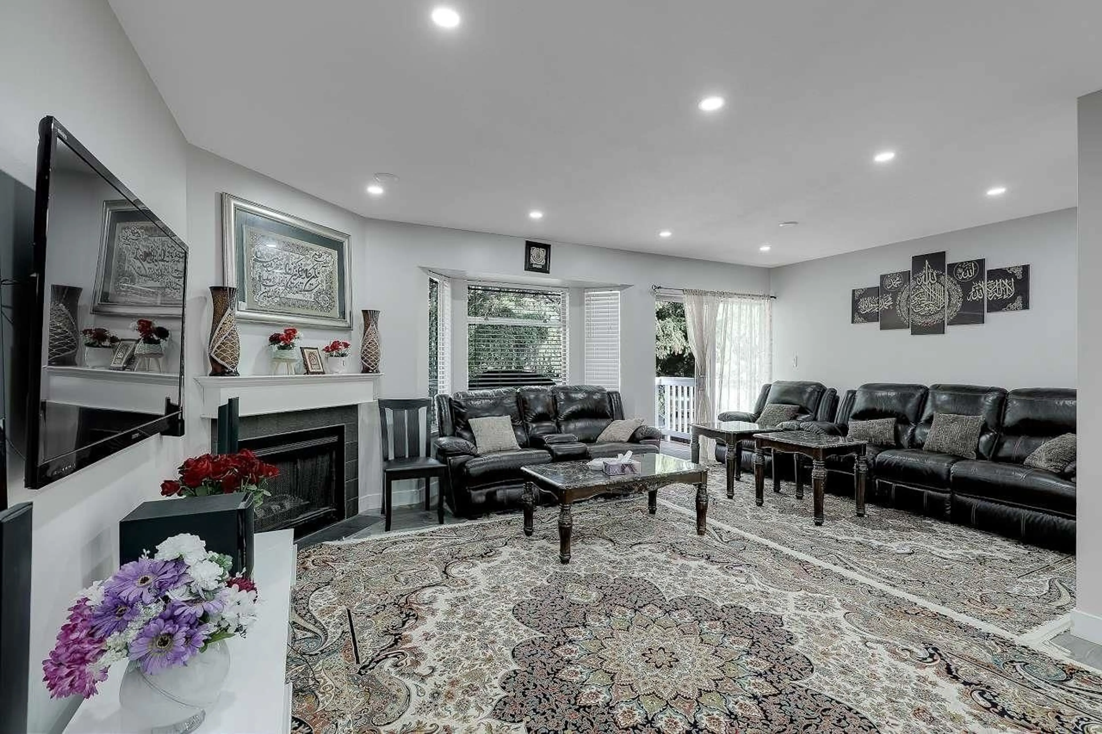 Living room with furniture, unknown for 40 - 15550 89 AVENUE, Surrey British Columbia V3R1N2