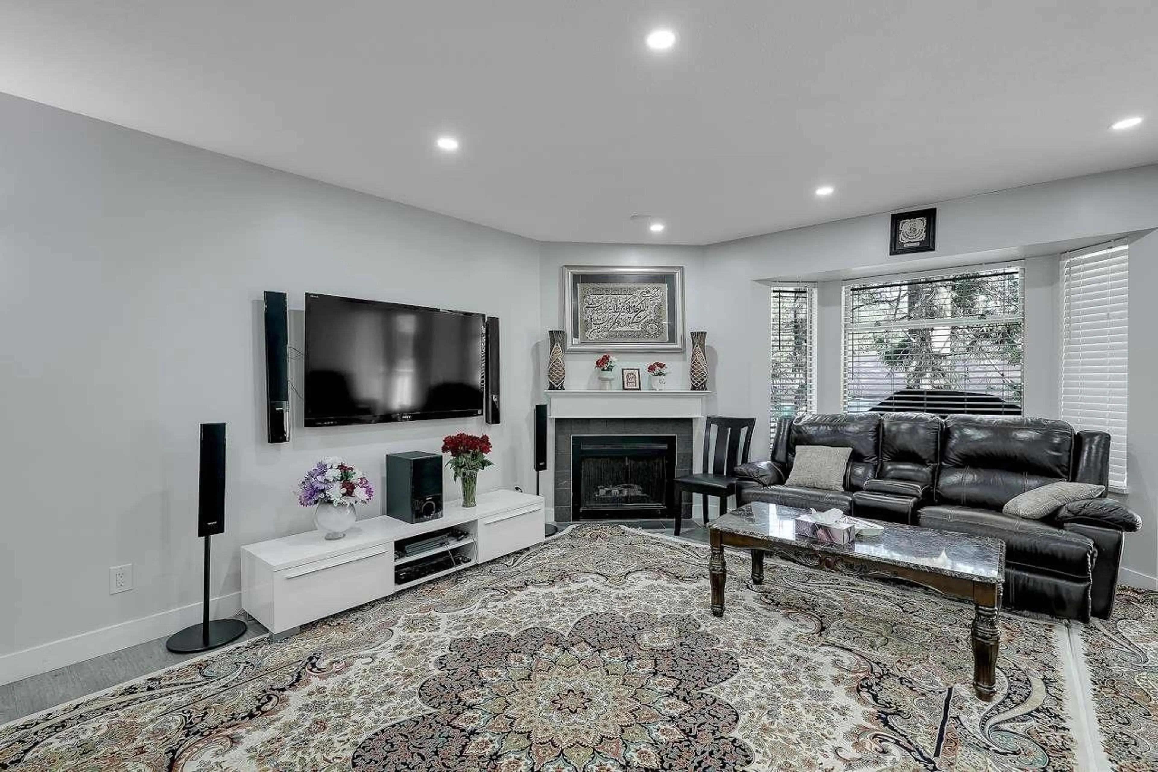 Living room with furniture, unknown for 40 - 15550 89 AVENUE, Surrey British Columbia V3R1N2