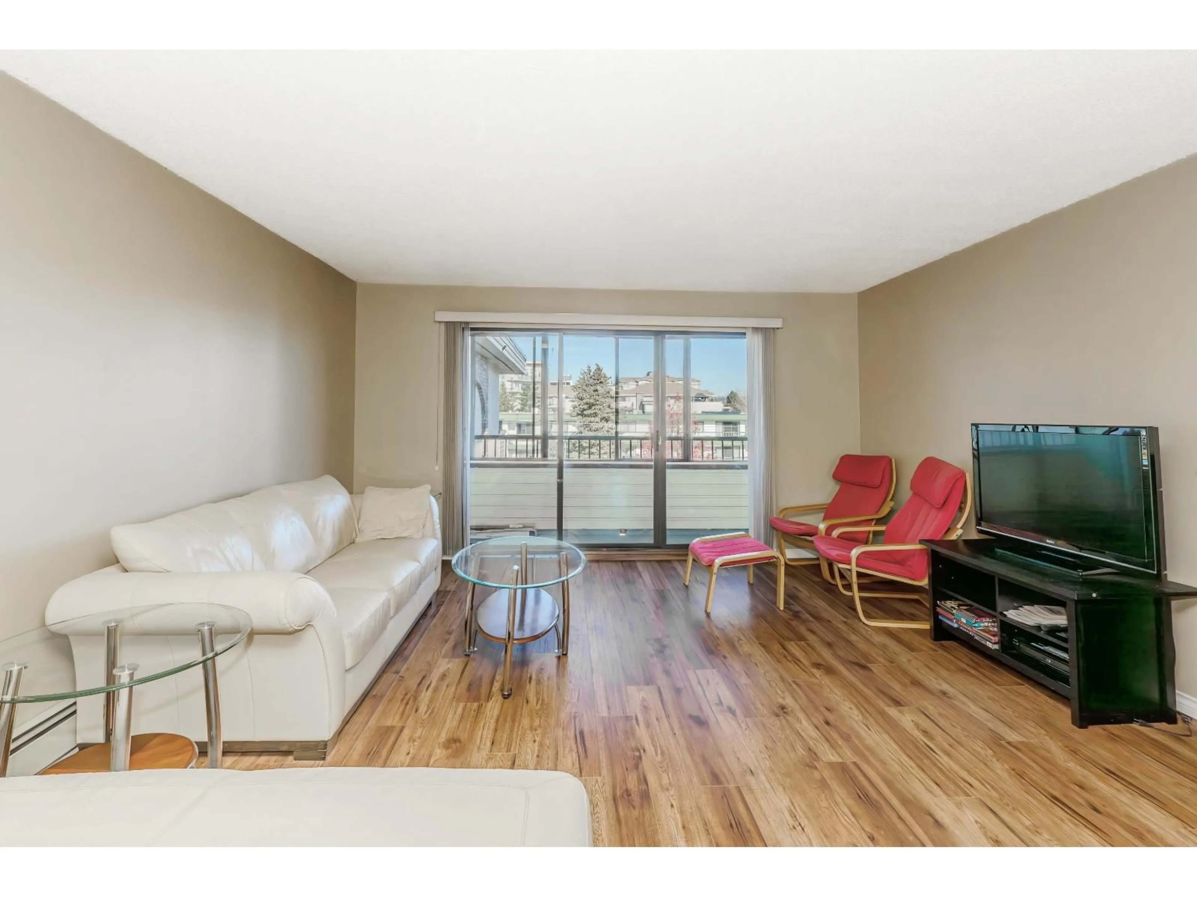 Living room with furniture, unknown for 306 - 20460 54, Langley British Columbia V3A6N6