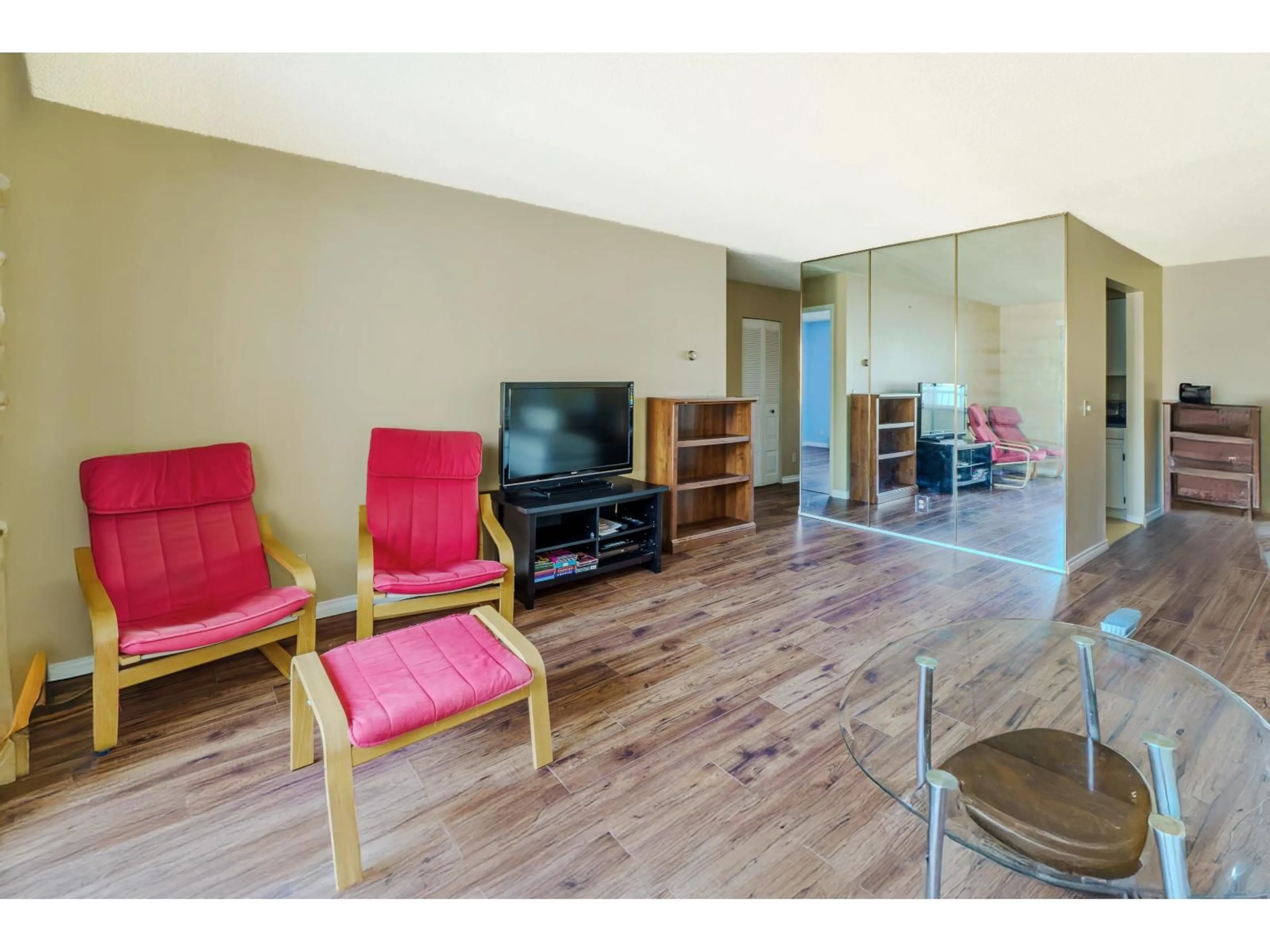 Living room with furniture, wood/laminate floor for 306 - 20460 54, Langley British Columbia V3A6N6