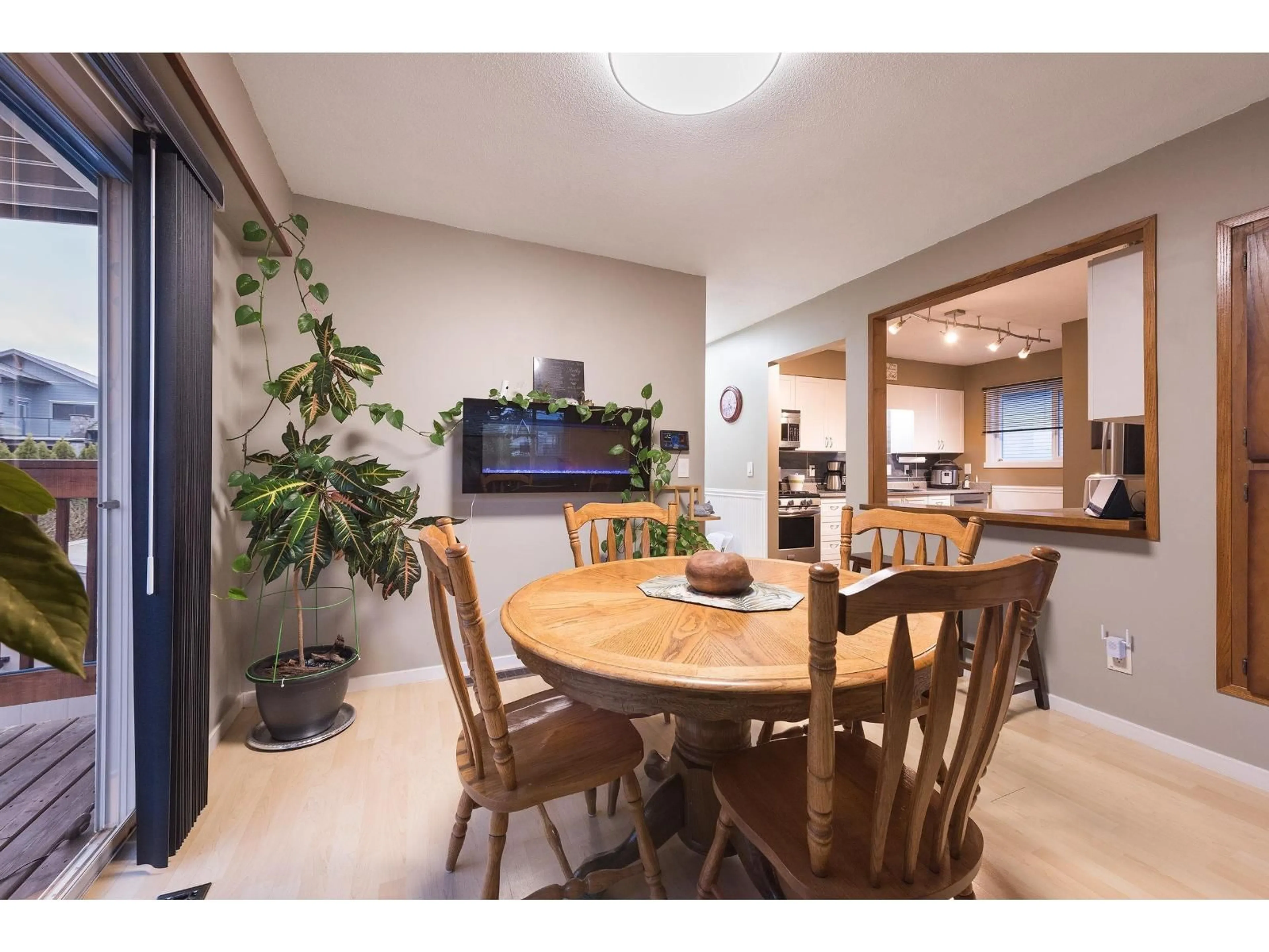 Dining room, wood/laminate floor for 10283 KENT ROAD, Chilliwack British Columbia V2P5X8