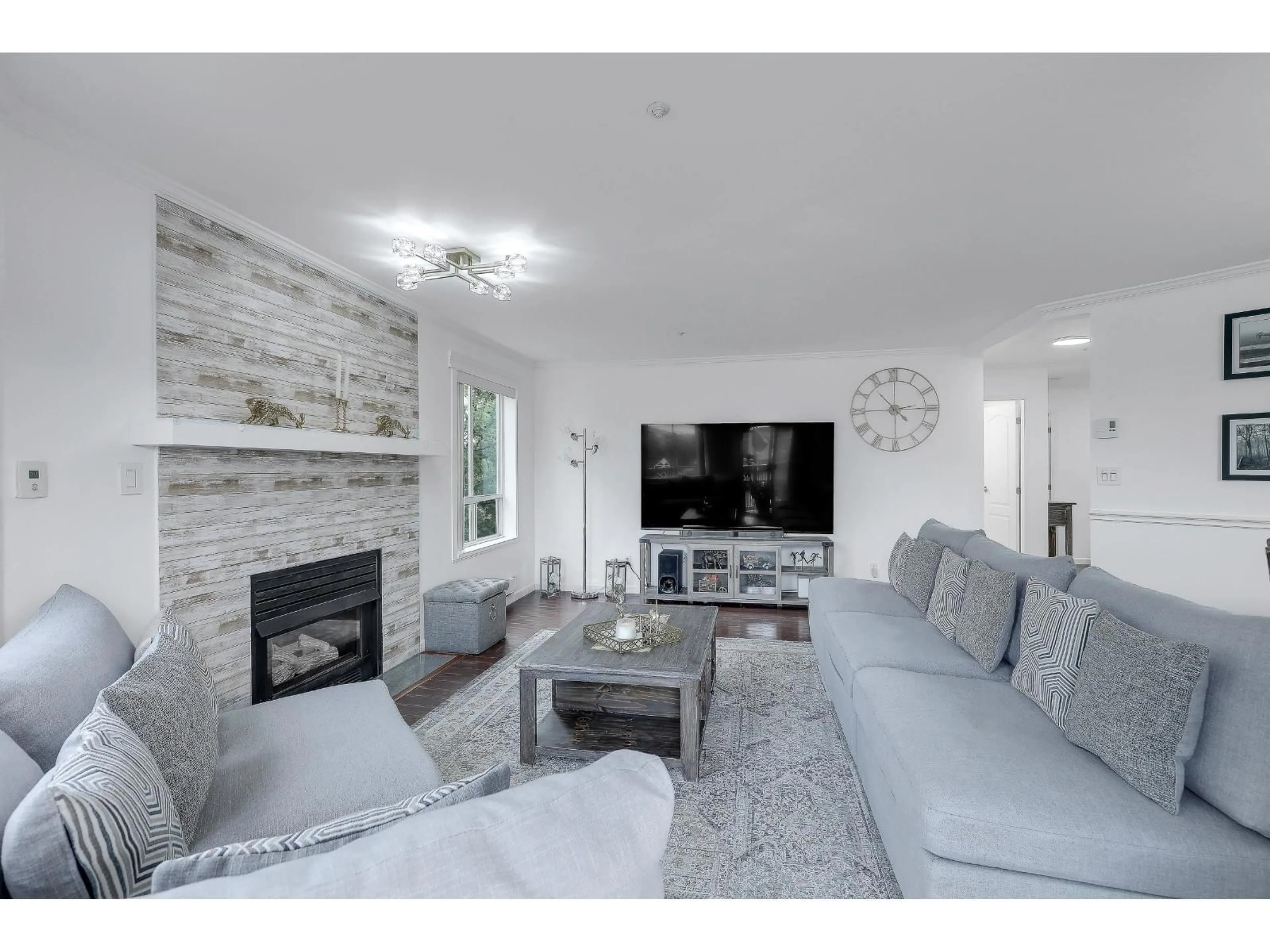 Living room with furniture, wood/laminate floor for 201 - 5450 208, Langley British Columbia V3A2J9