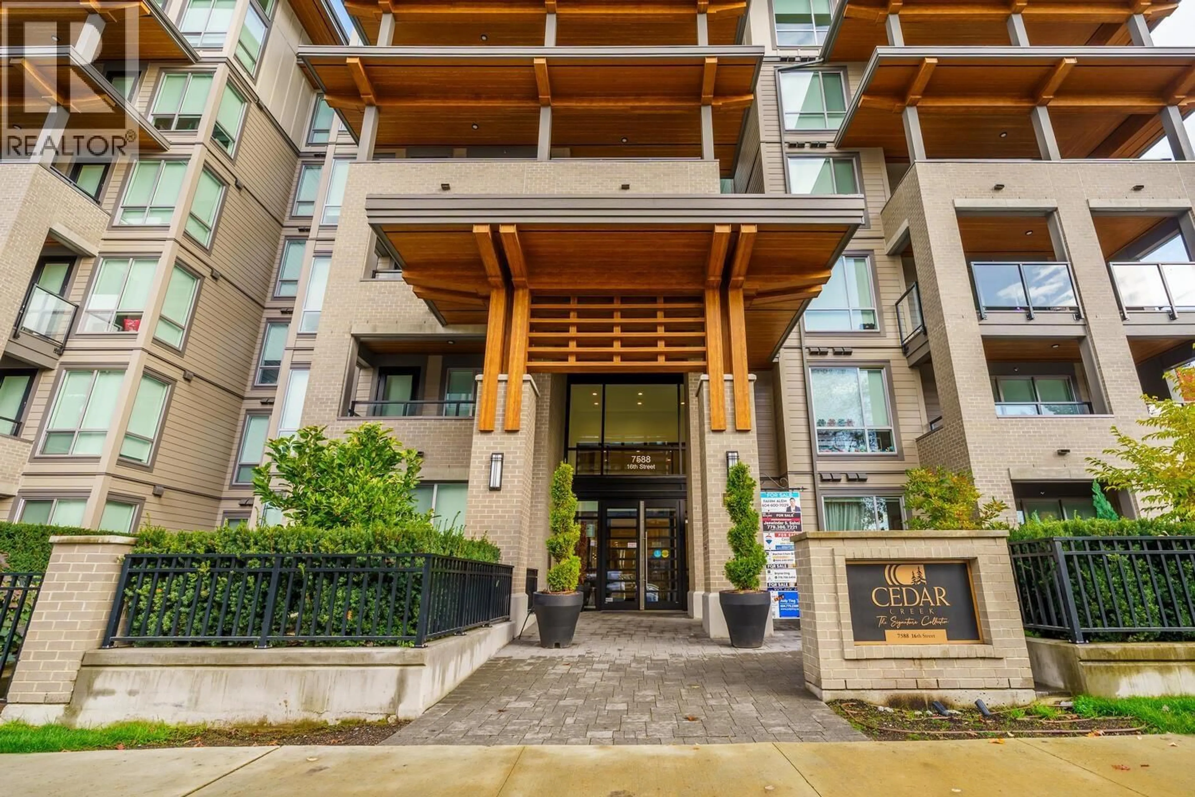 Indoor foyer for 313 - 7588 16TH STREET, Burnaby British Columbia V3N0H8