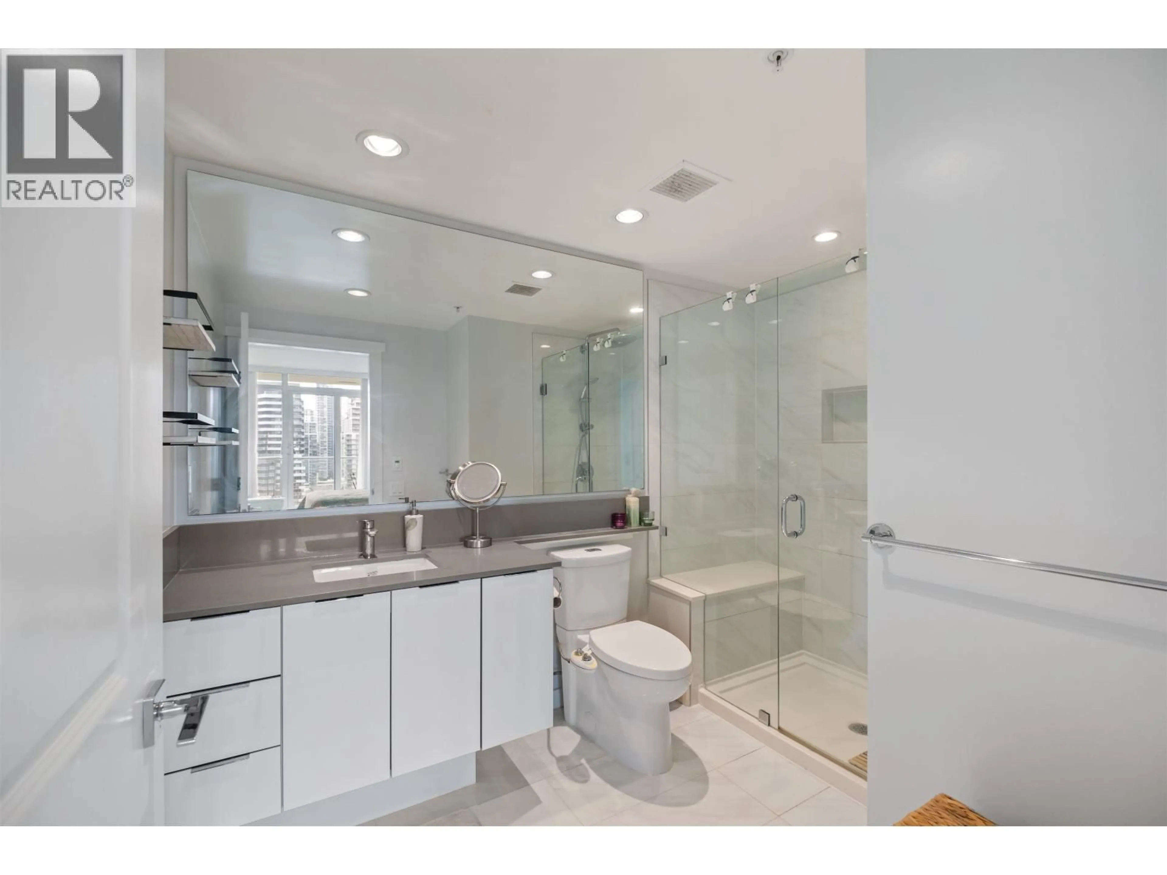 Standard bathroom, ceramic/tile floor for 1701 - 2388 MADISON AVENUE, Burnaby British Columbia V5C0K8