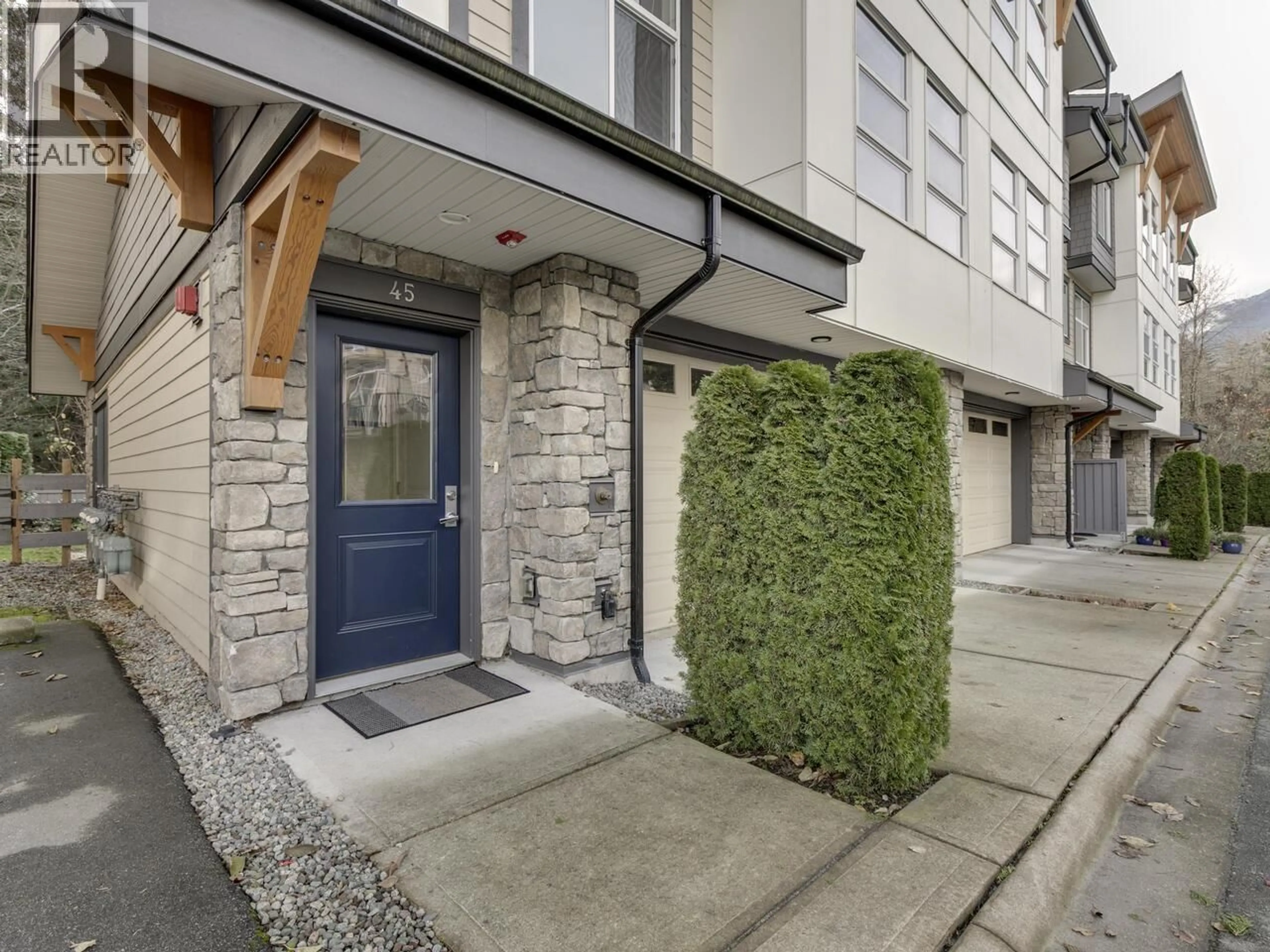 Indoor entryway for 45 - 39548 LOGGERS LANE, Squamish British Columbia V8B0V7