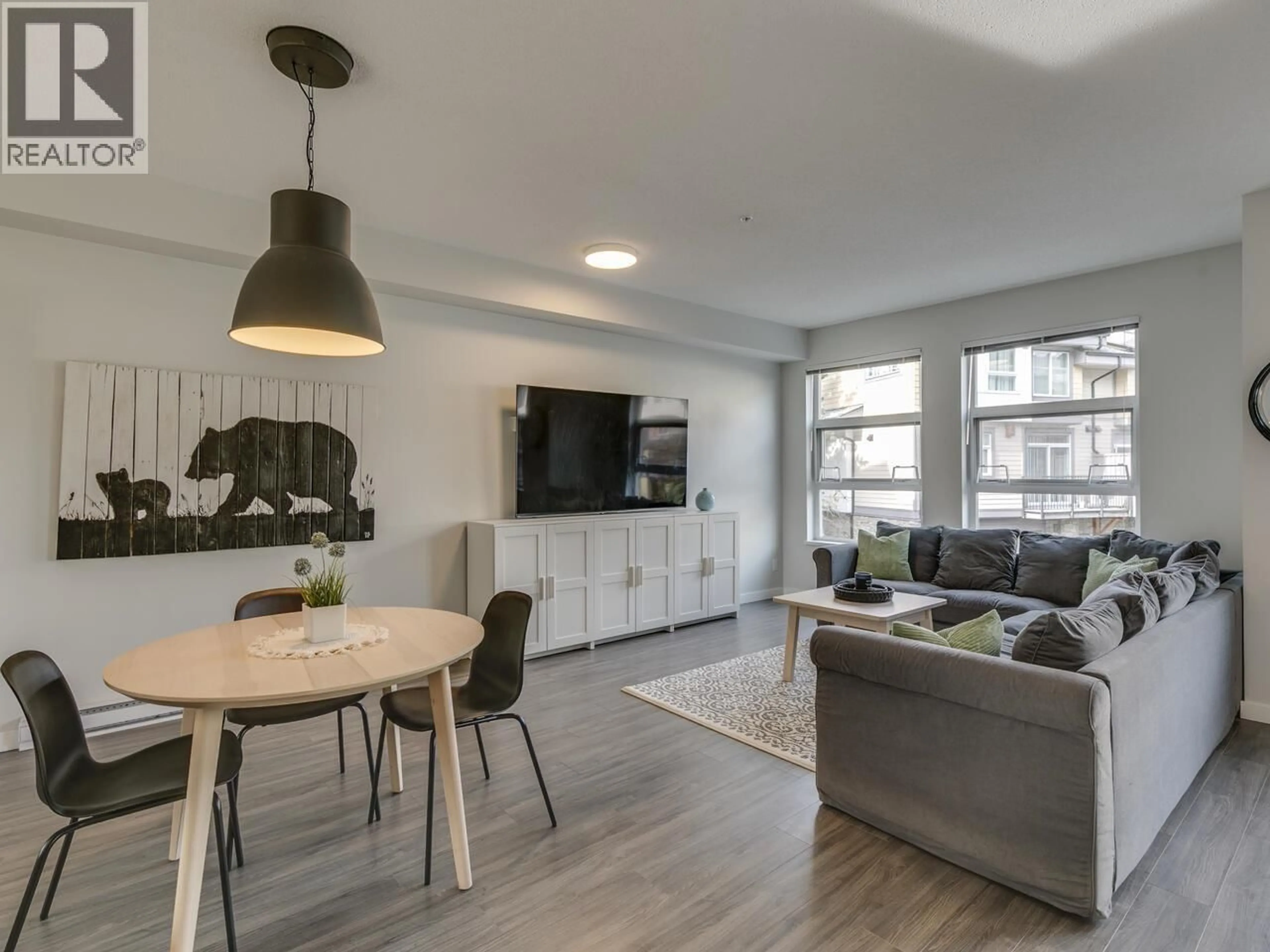 Living room with furniture, wood/laminate floor for 45 - 39548 LOGGERS LANE, Squamish British Columbia V8B0V7