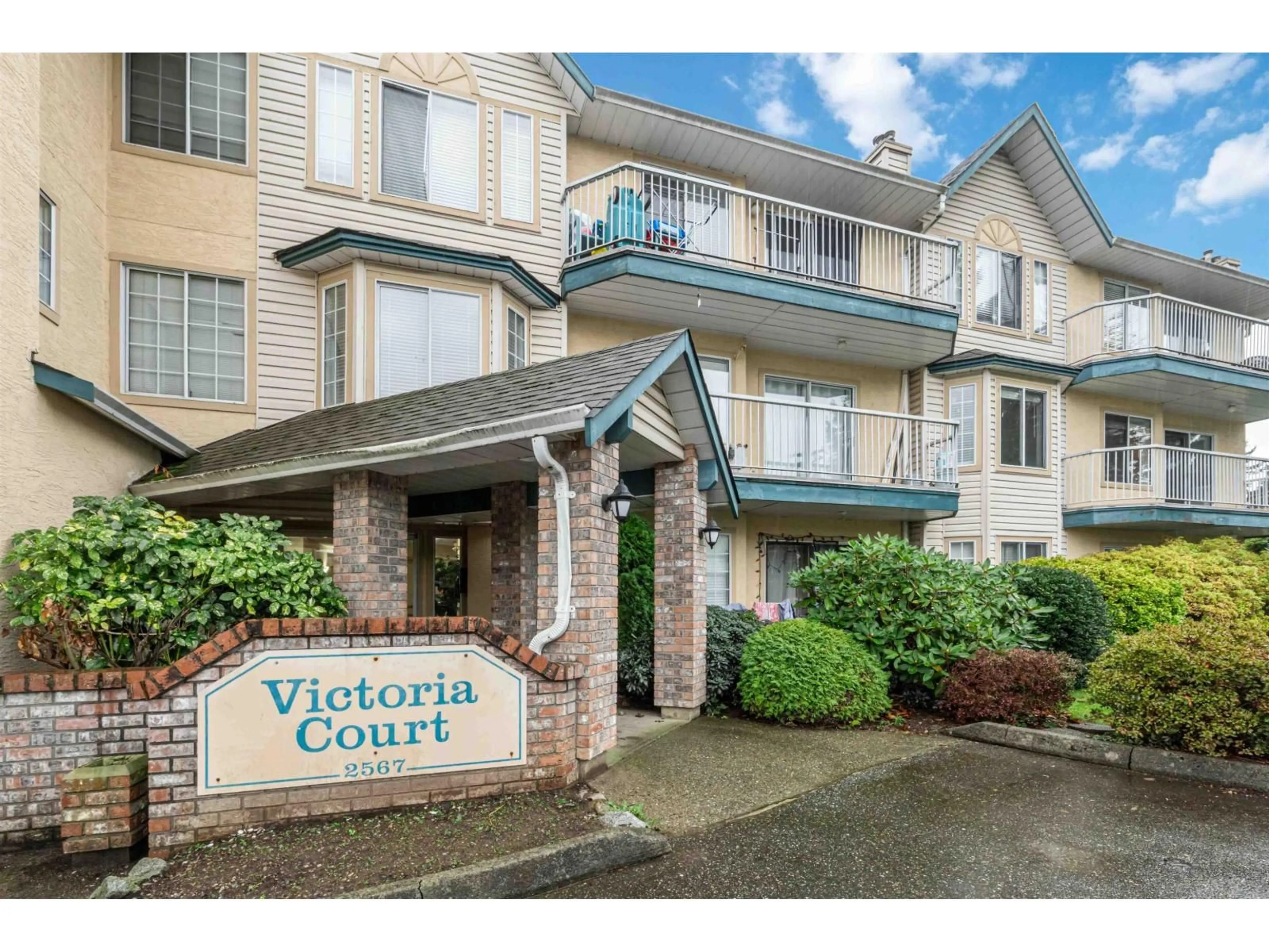 Indoor foyer for 203 - 2567 VICTORIA, Abbotsford British Columbia V2T2T4