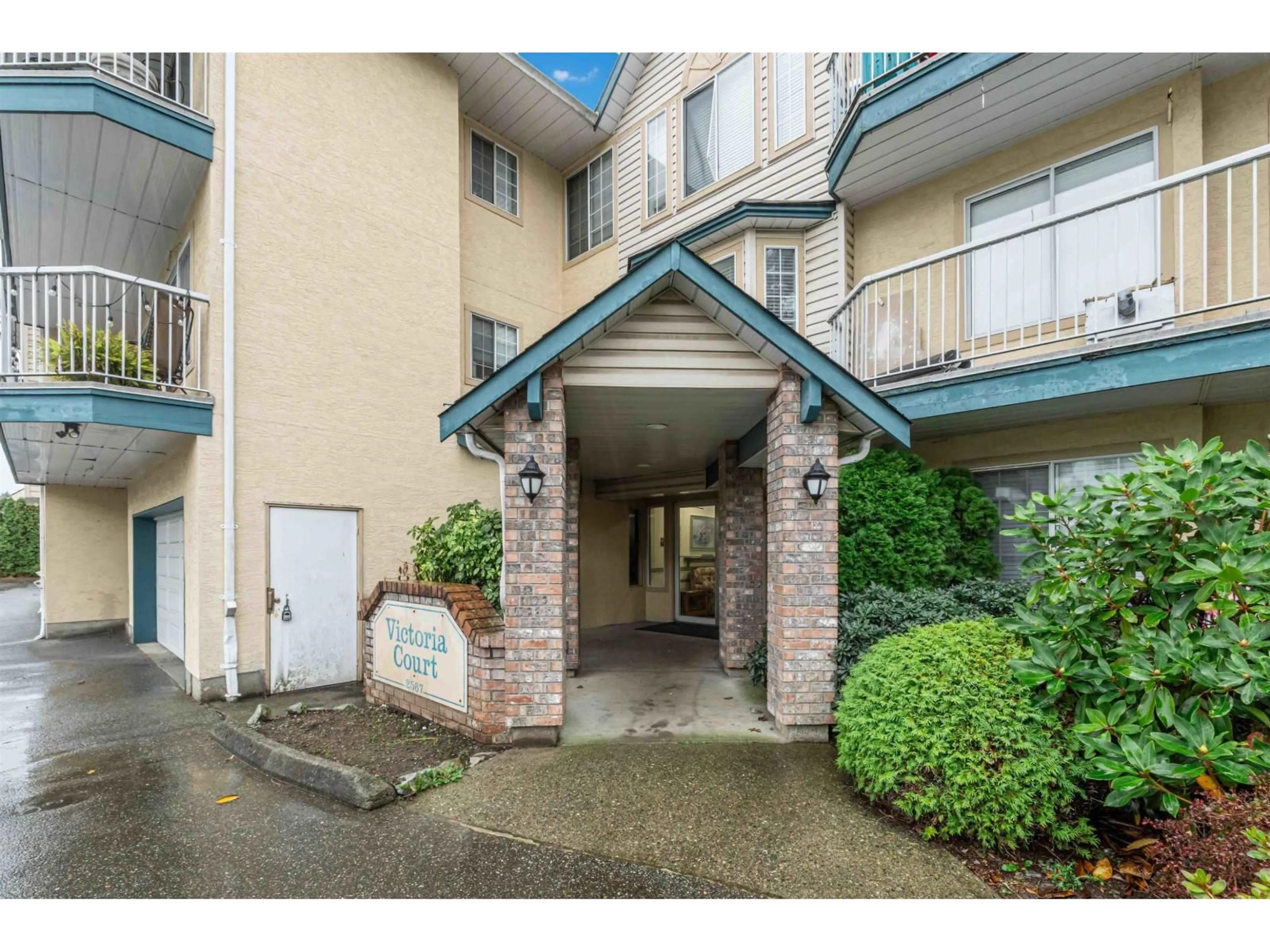 Indoor foyer for 203 - 2567 VICTORIA, Abbotsford British Columbia V2T2T4
