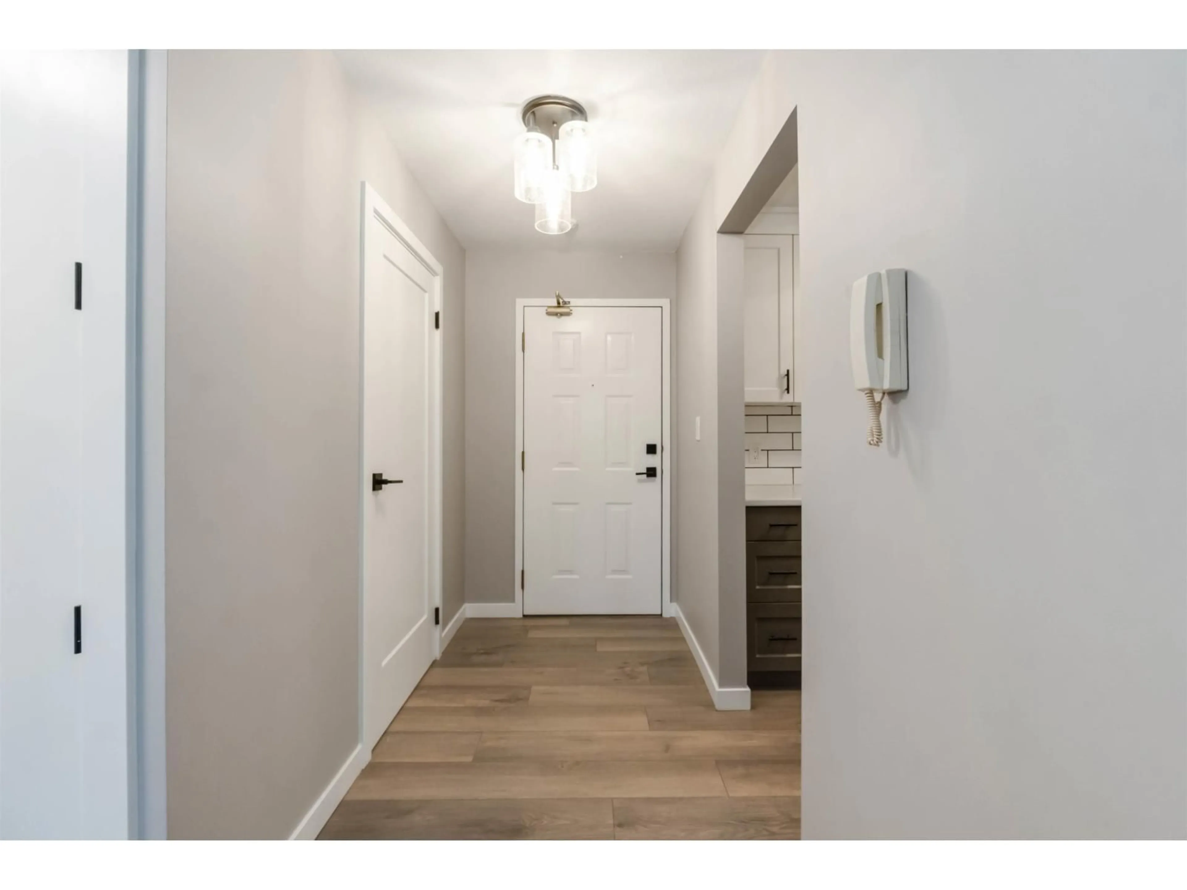 Indoor entryway for 203 - 2567 VICTORIA, Abbotsford British Columbia V2T2T4