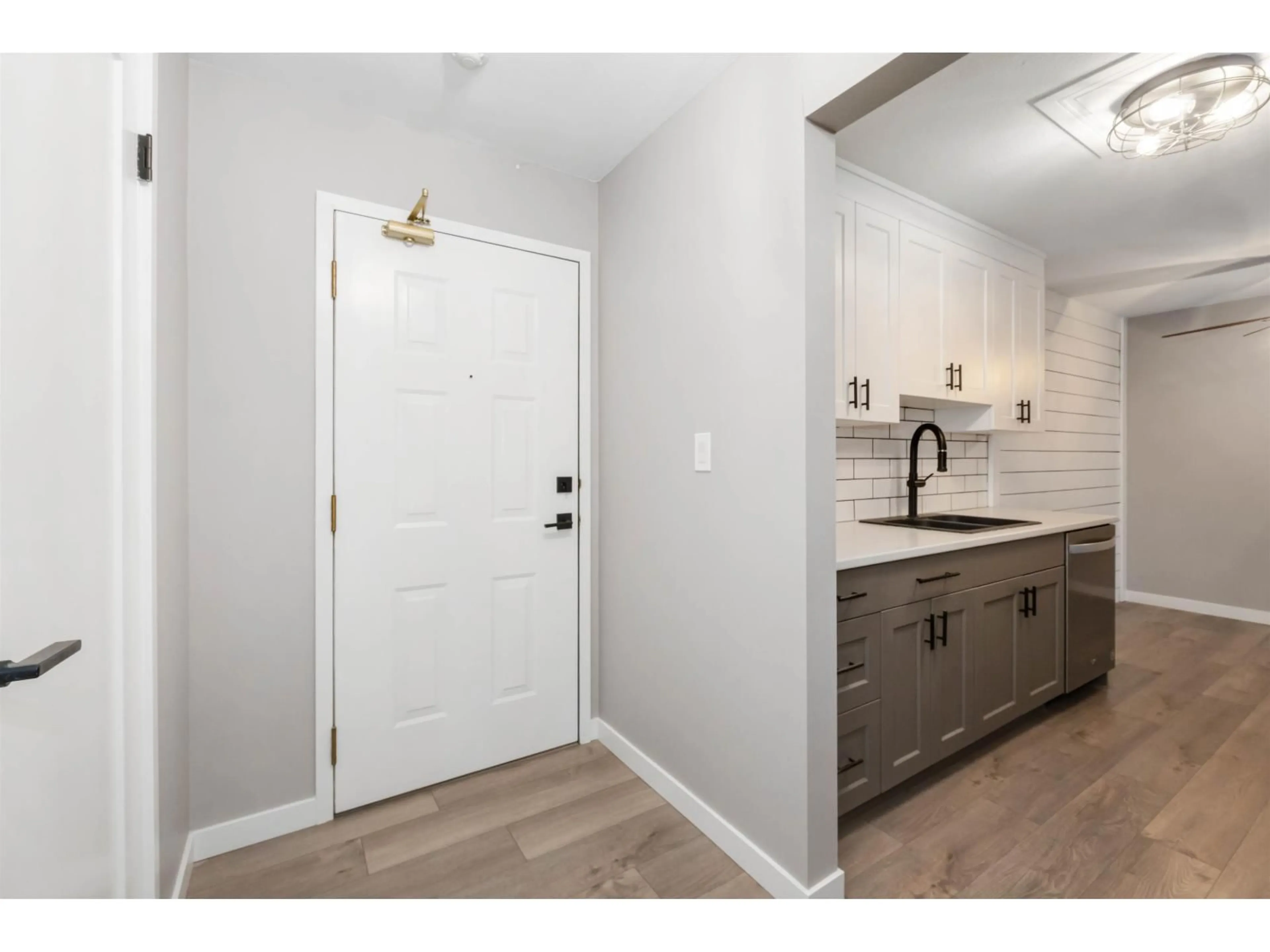 Unknown for 203 - 2567 VICTORIA, Abbotsford British Columbia V2T2T4